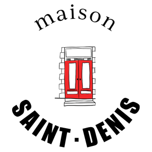 Porte rouge avec emblème de Maison Saint-Denis, signature du stratégique au quotidien