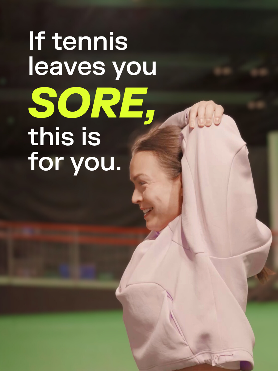 Une femme souriante dans un hoodie rose qui se tient la tête pour soulager une douleur. Texte en français : « Si le tennis te laisse une ampoule, c'est pour toi. »