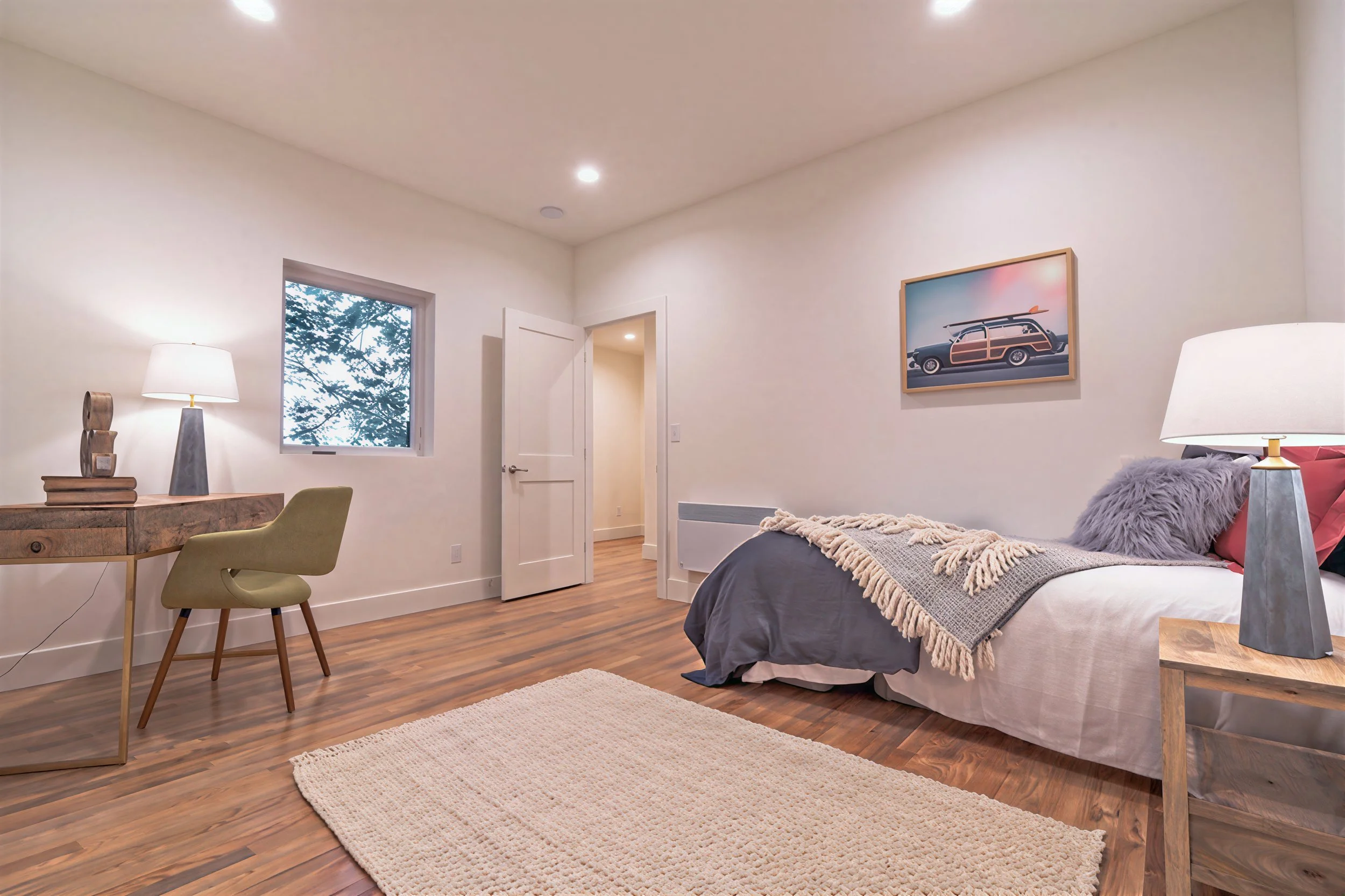 11N-High-Point-House-Bedroom-with-Desk.jpg