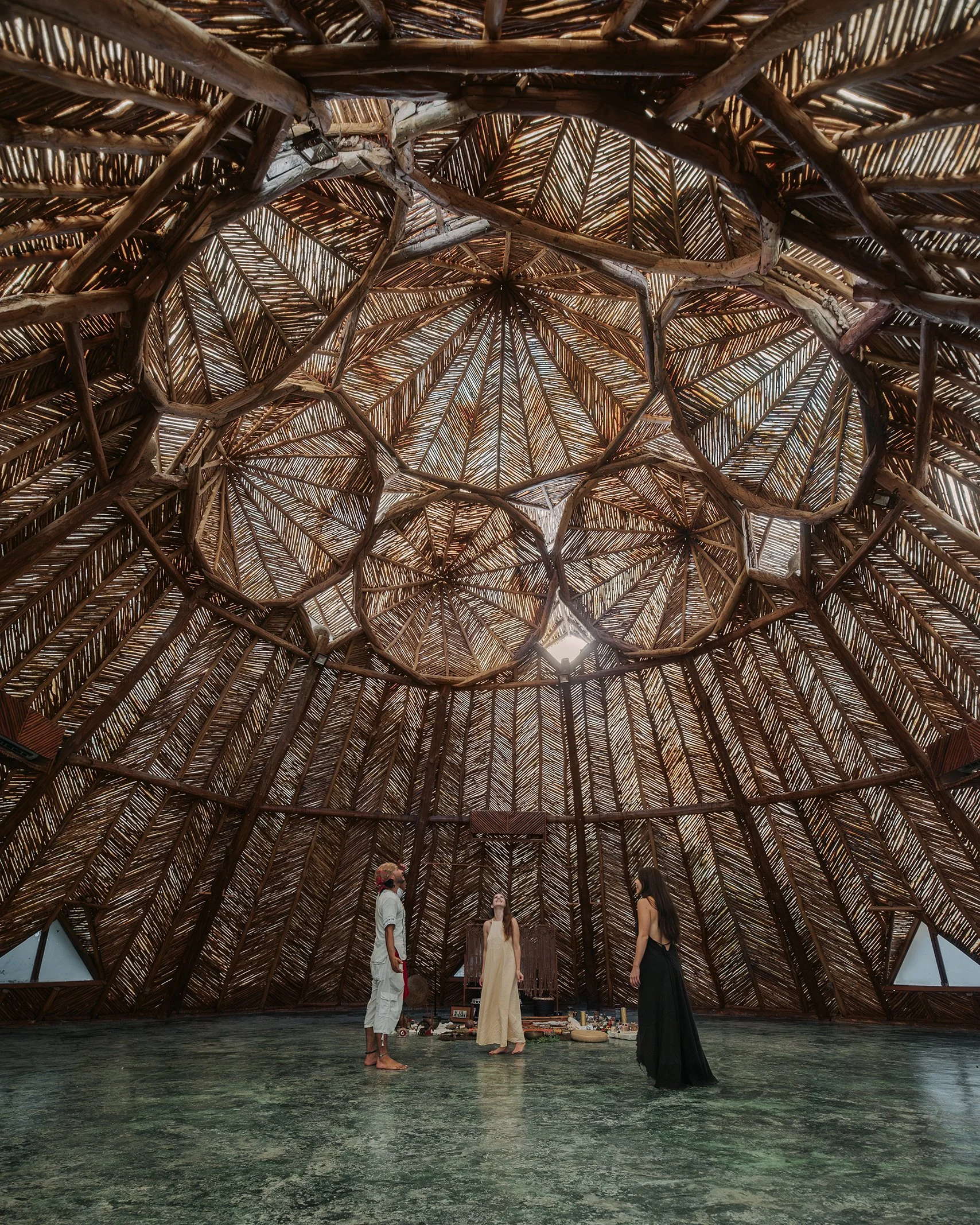 Simetría y escala monumental en domo tejido de bambú. Fotografía de arquitectura orgánica en Tulum.