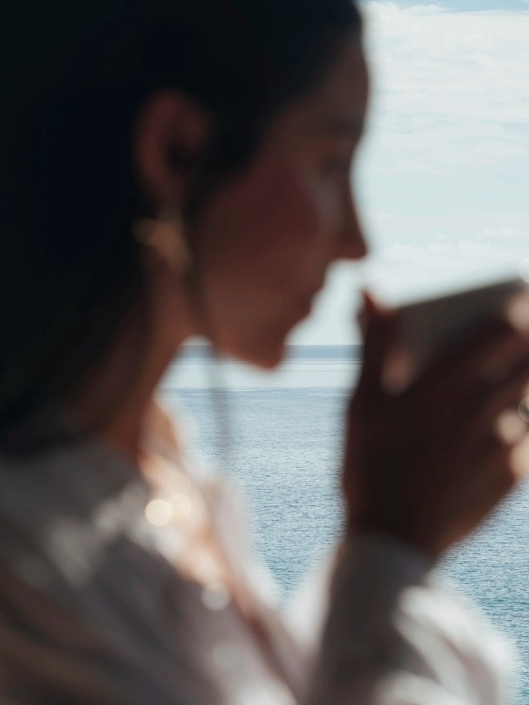Silueta y horizonte marino en calma. Storytelling de hospitalidad de lujo en Los Cabos. Voronoi Studio.