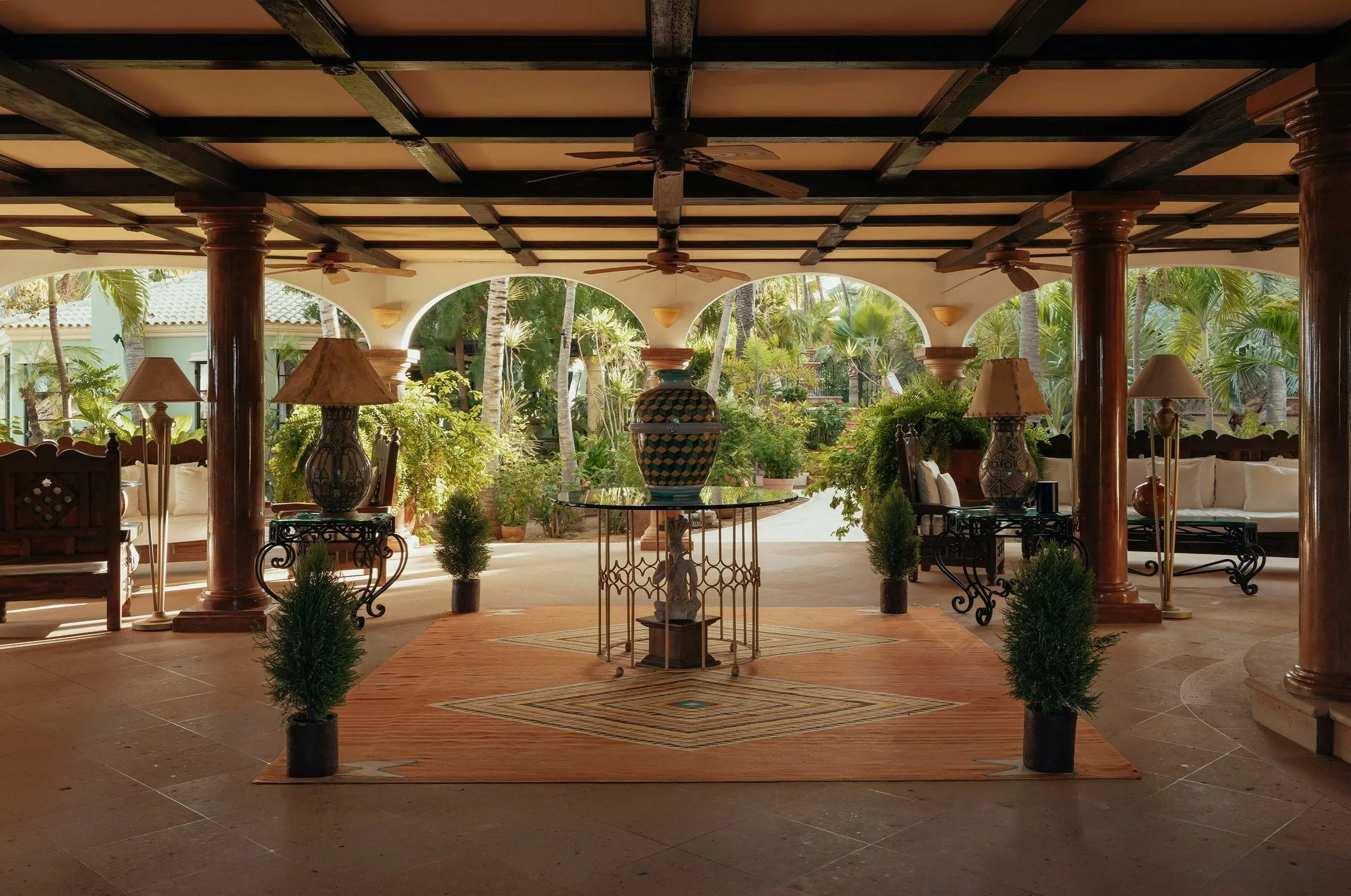 Simetría y luz natural en patio interior estilo hacienda. Arquitectura de hospitalidad en Yucatán.