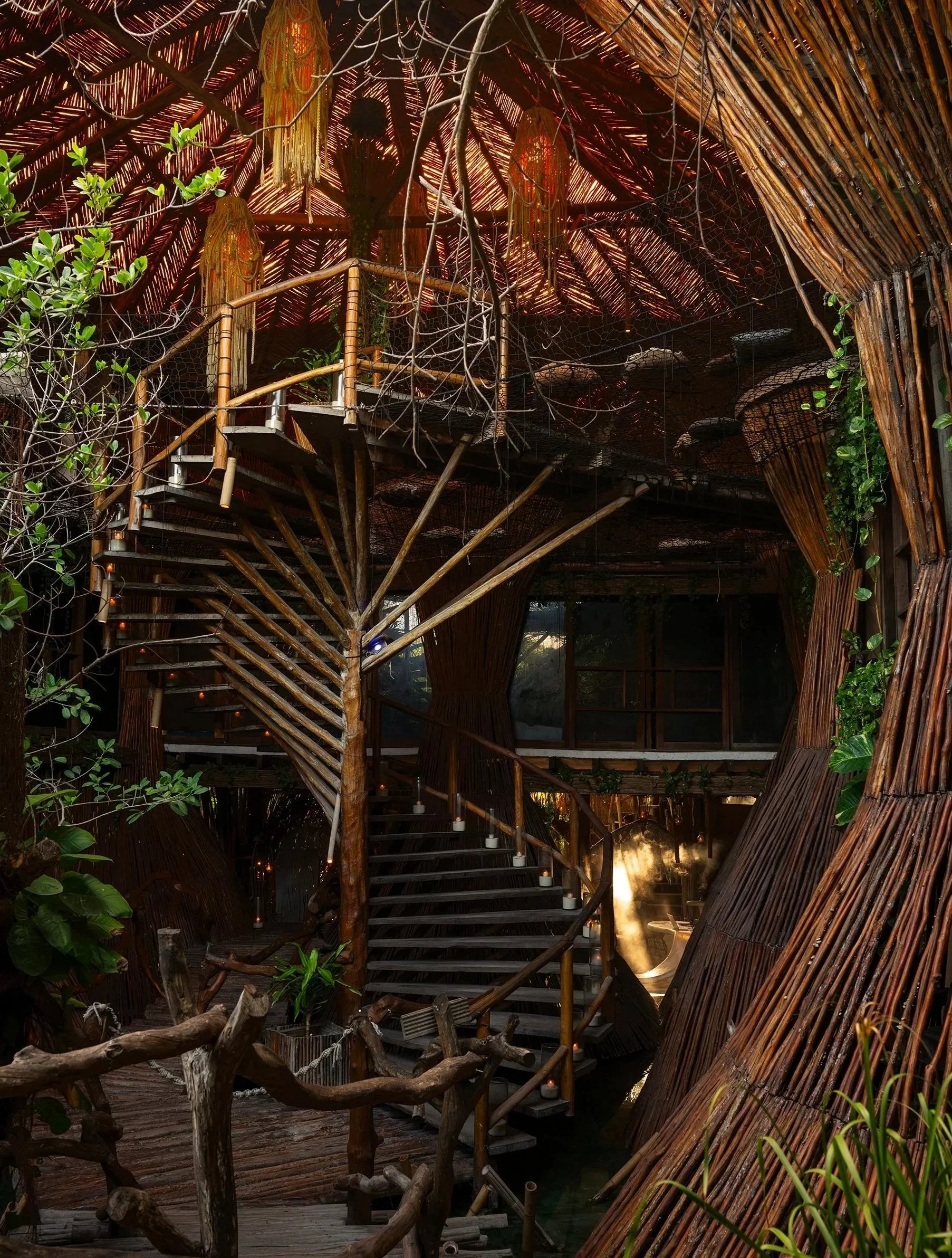 Escalera de caracol en arquitectura de palapa con claroscuro. Documentación de diseño en Tulum.