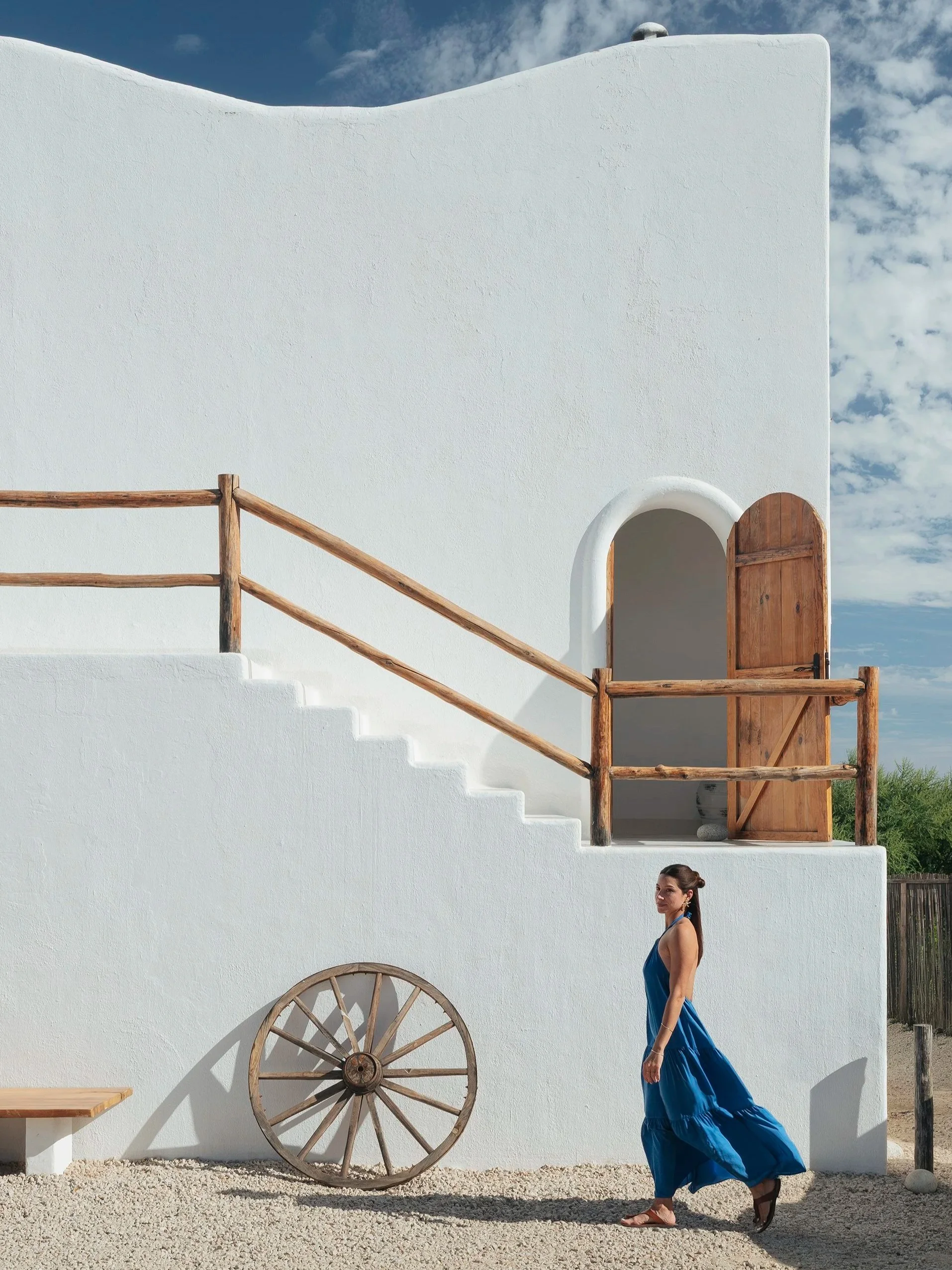 Fachada blanca minimalista y storytelling visual. Fotografía de hospitalidad en San José del Cabo por Voronoi Studio.