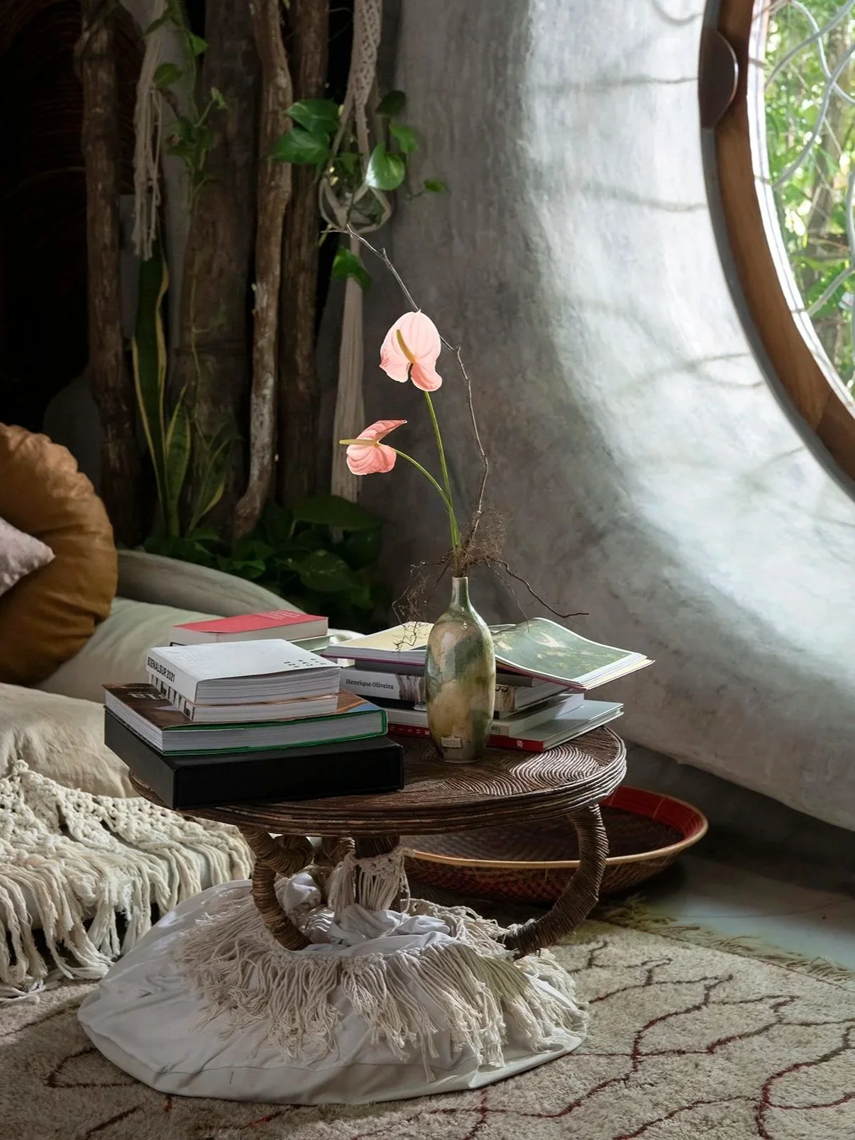 Interior de lujo con ventana circular y diseño orgánico. Fotografía de hospitalidad en Tulum. Voronoi Studio.