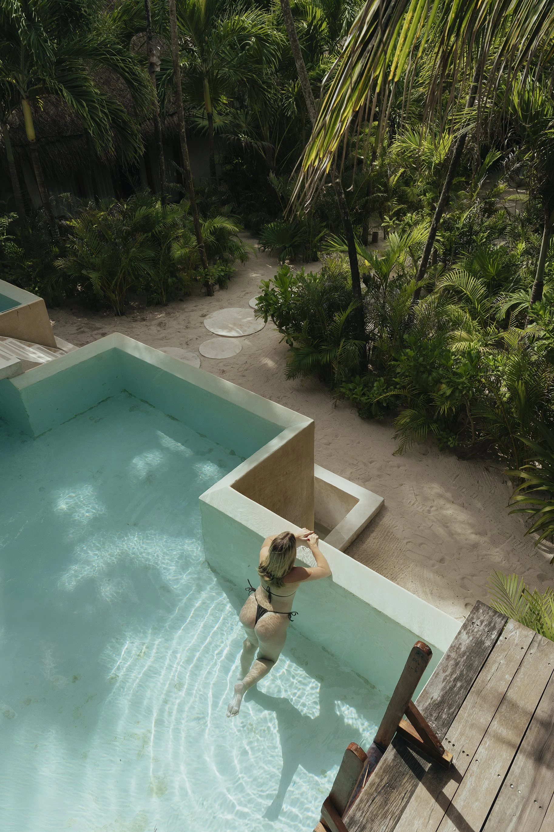 Arquitectura de madera y piscinas simétricas en la selva. Documentación de espacios en Tulum.