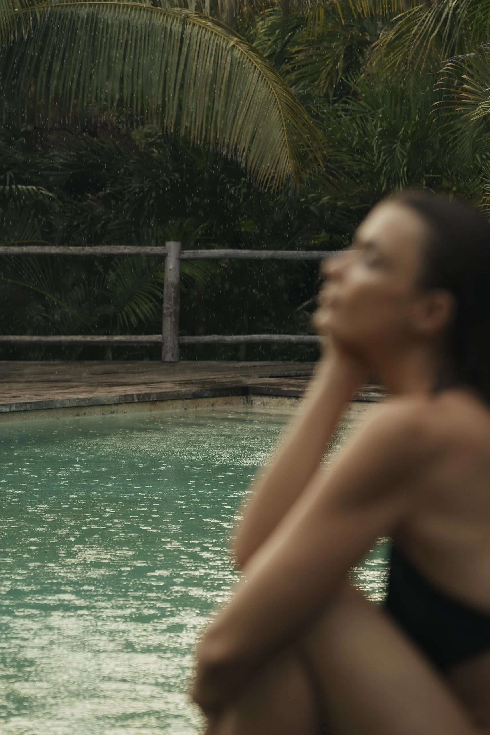 Geometría de piscina y selva densa en segundo plano. Fotografía de hospitalidad en Tulum.
