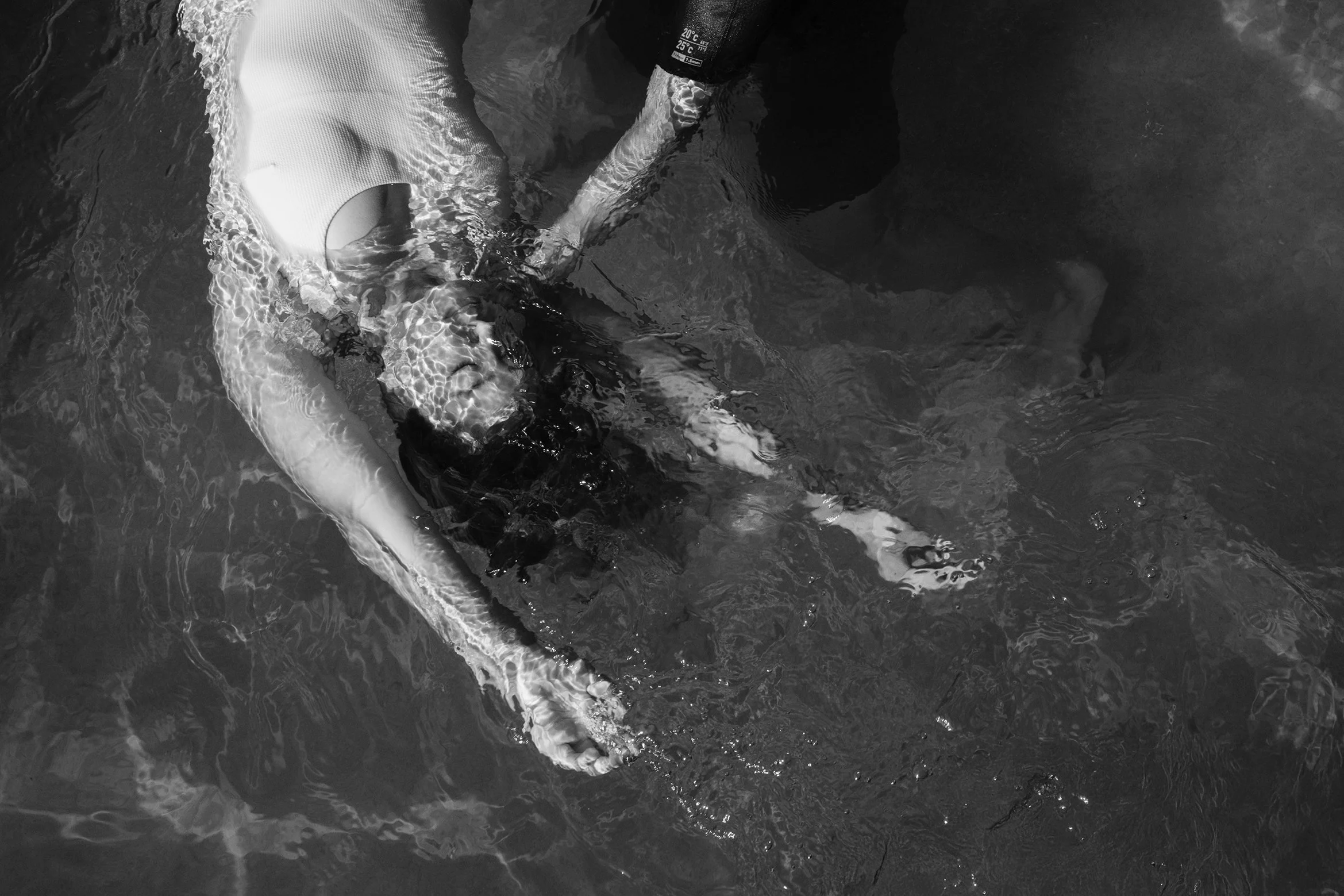 Claroscuro en blanco y negro de terapia acuática. Storytelling visual de wellness en Holbox.