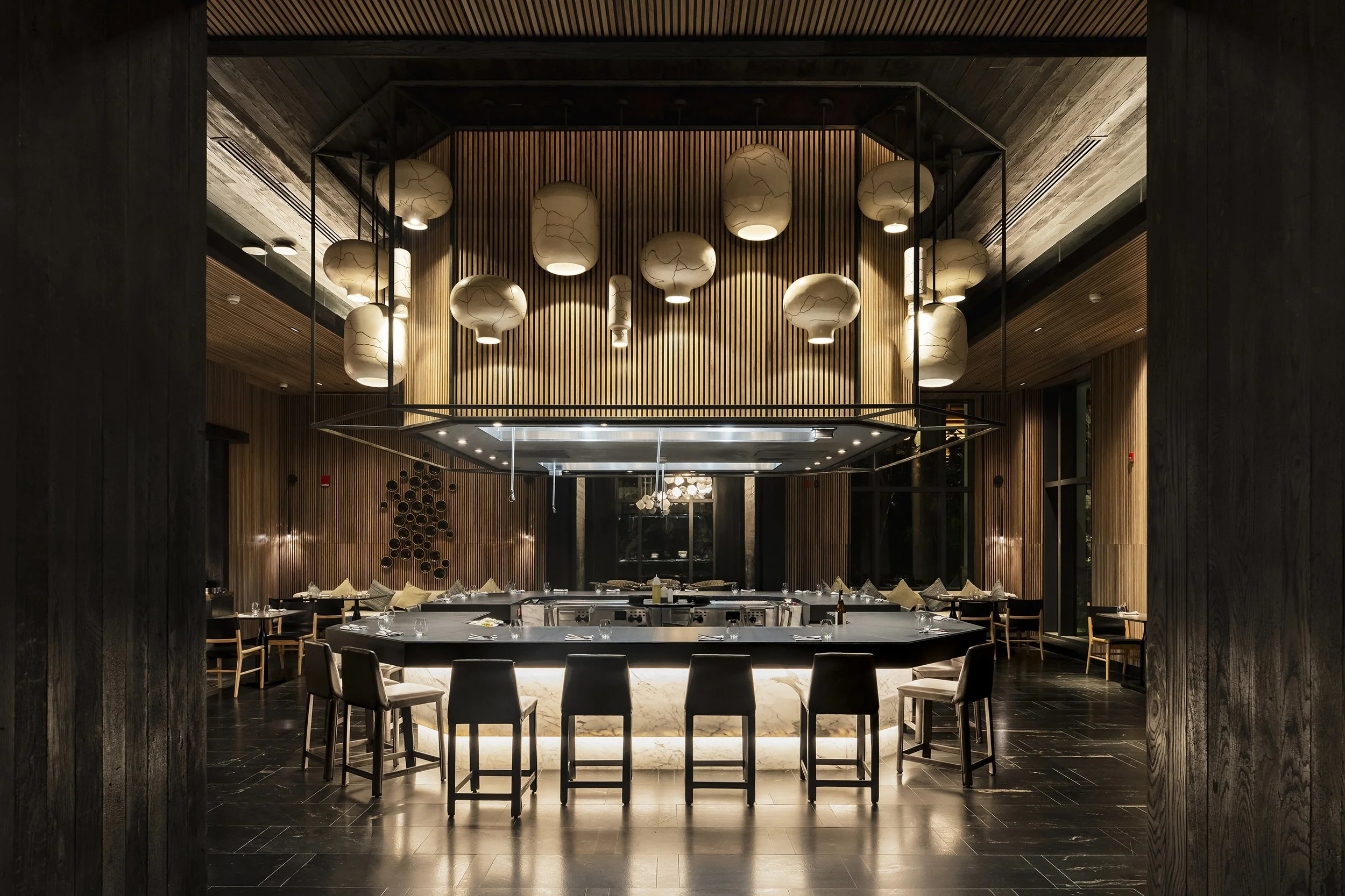 Simetría arquitectónica en restaurante de lujo con iluminación cálida. Fotografía de hospitalidad en México.