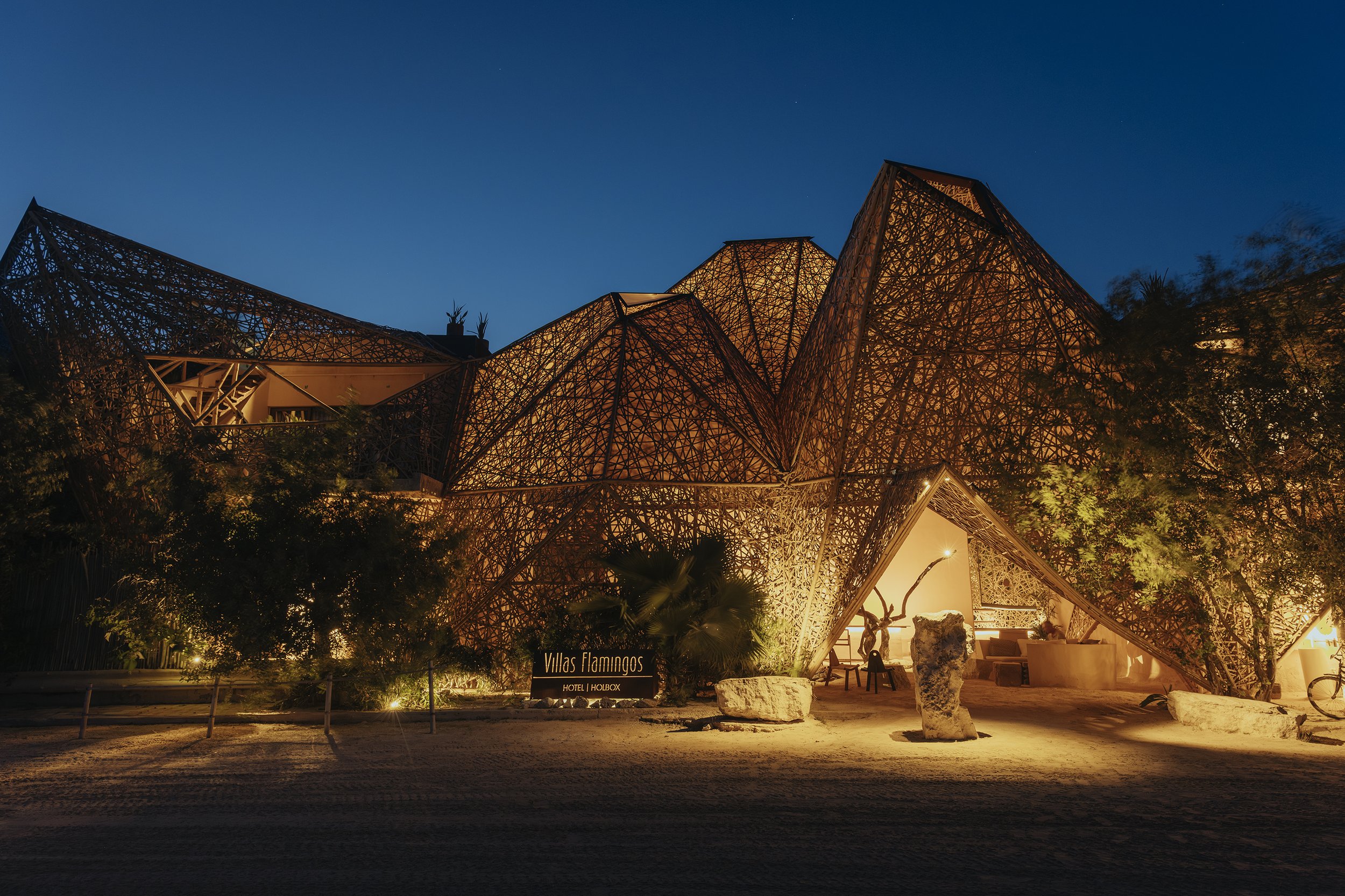Arquitectura paramétrica de madera iluminada de noche. Documentación de diseño exterior en Tulum.