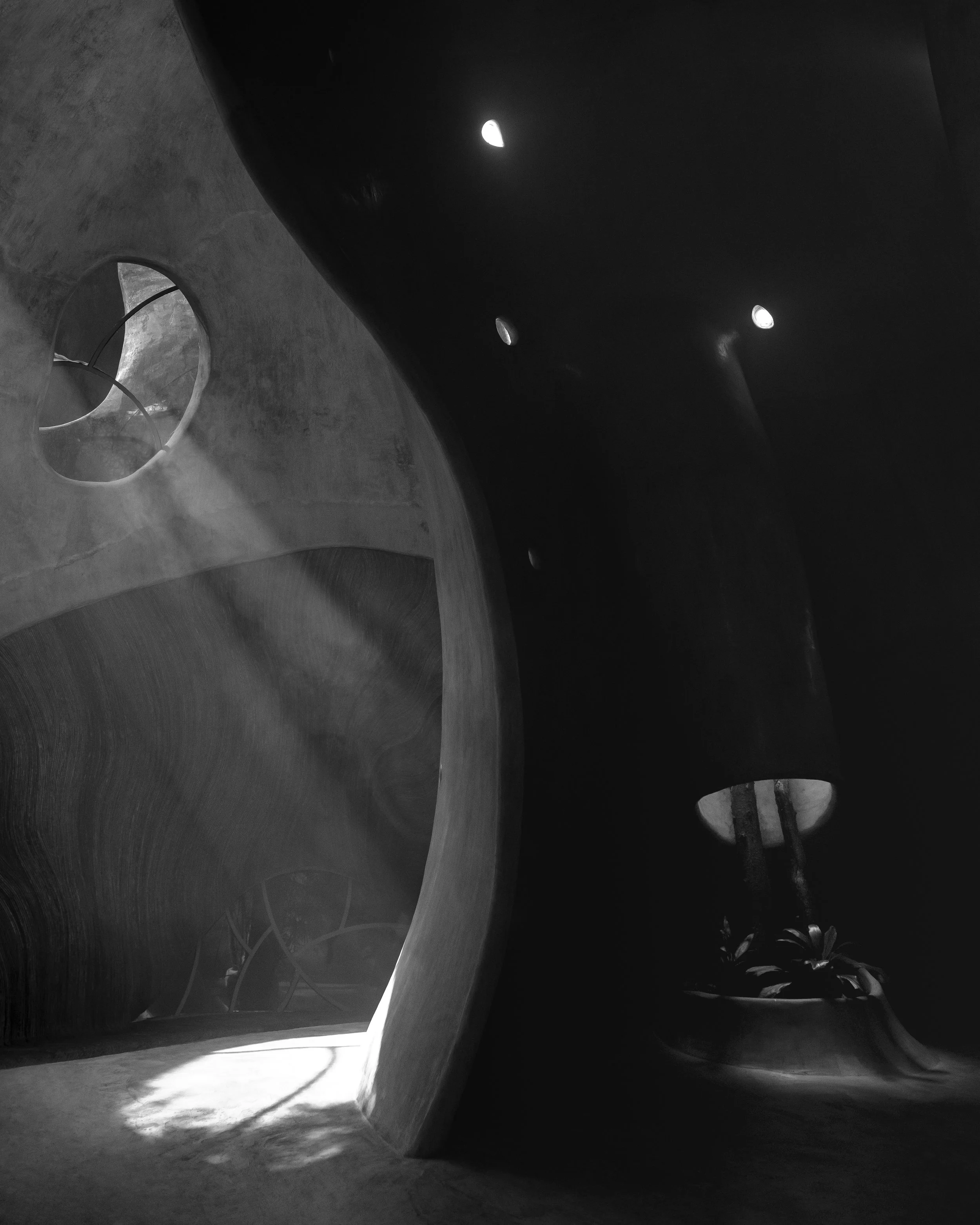 Claroscuro en blanco y negro de arquitectura interior orgánica. Presencia atemporal de espacios. Voronoi Studio.