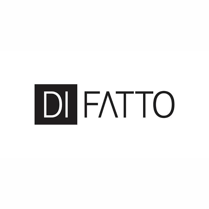 Logotipo com a palavra "DI FATO", onde "DI" está dentro de um quadrado preto e "FATO" está ao lado em letras pretas.