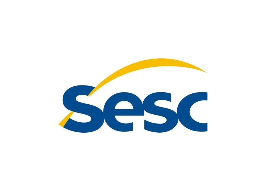 Logotipo do SESC com nome em azul e uma faixa amarela curva acima.