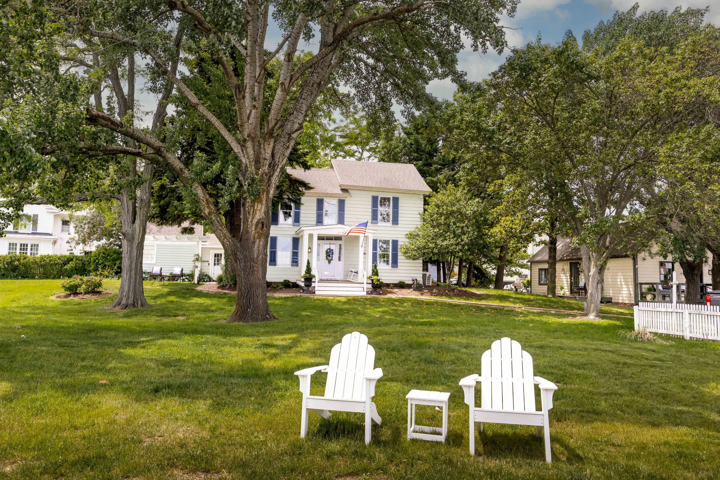Log Canoe Inn