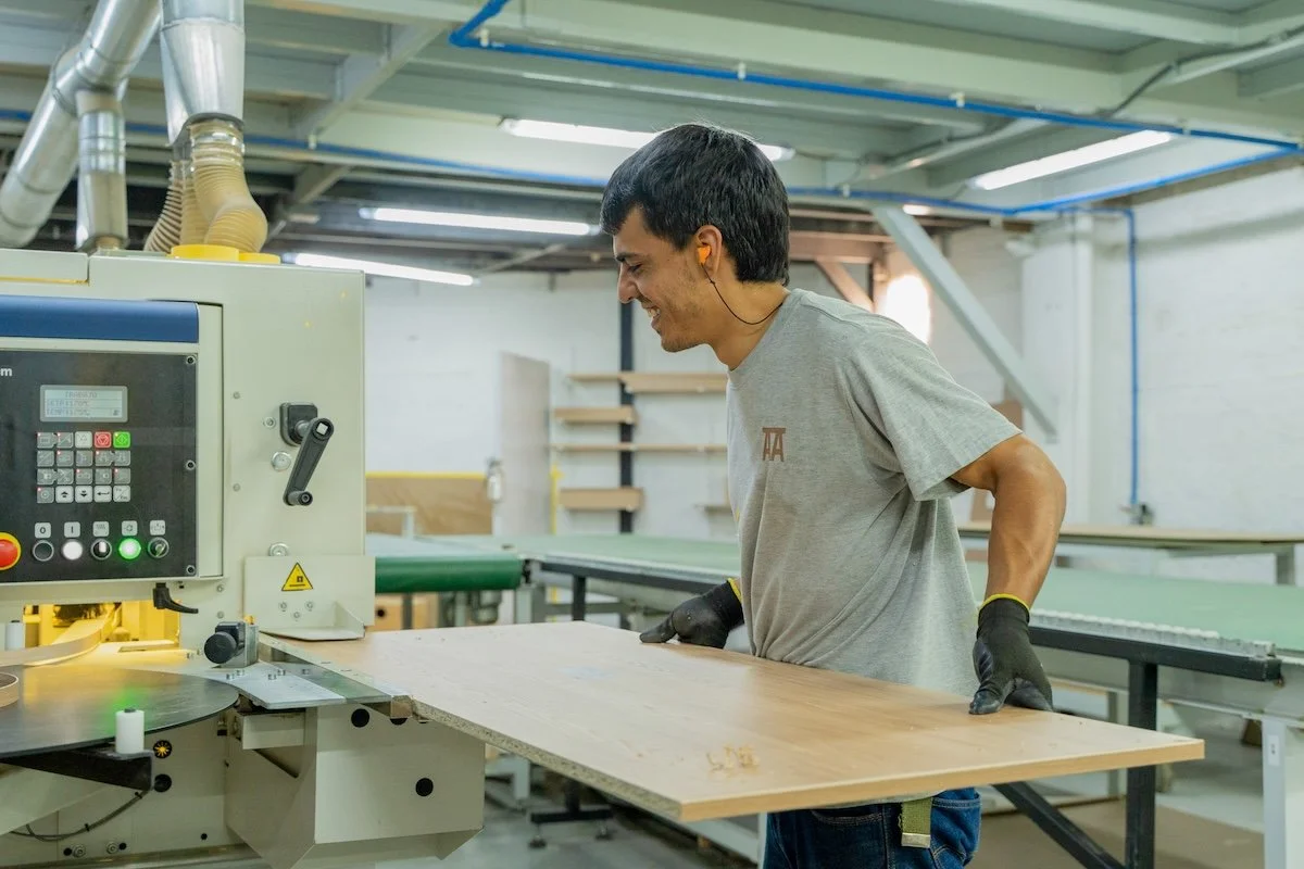 Producción de mobiliario y carpintería con maquinaria automatizada CNC en colombia