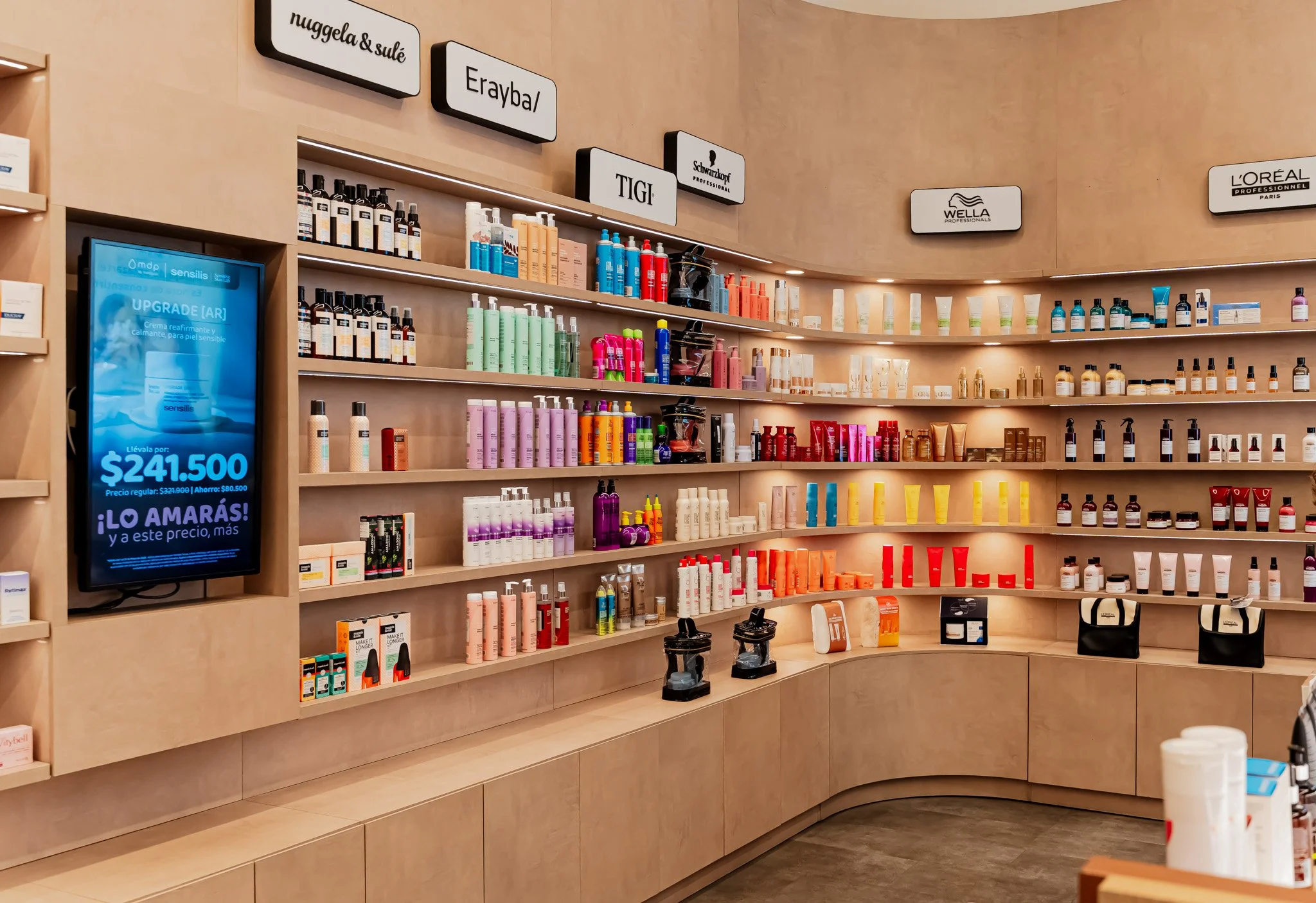 Interior de una farmacia o tienda de belleza con estanterías llenas de productos para el cuidado de la piel y el cabello, y personas atendiendo o comprando, en un ambiente moderno y ordenado.