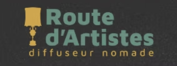 Logo de 'Route d'Artistes', un diffuseur nomade, avec un drapeau jaune, un trophée, et texte en vert et jaune.