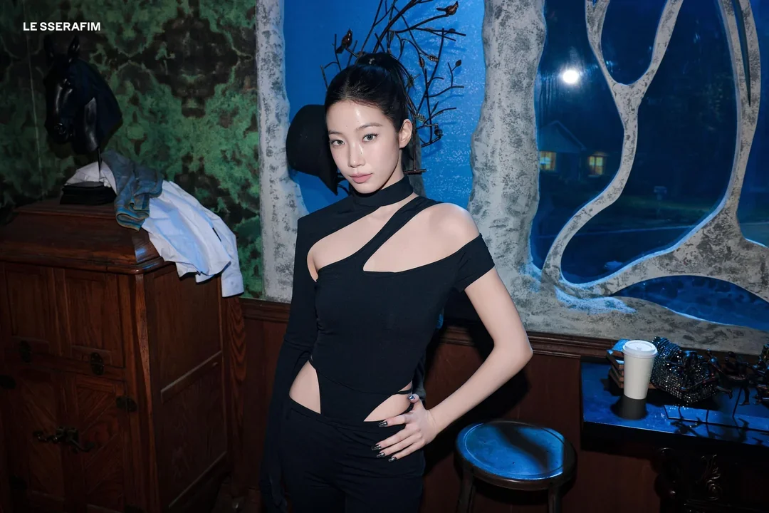 260424-le-sserafim-celebration-photo-sketch-huh-yunjin-v0-cojj7wqvz4xg1.jpg.webp