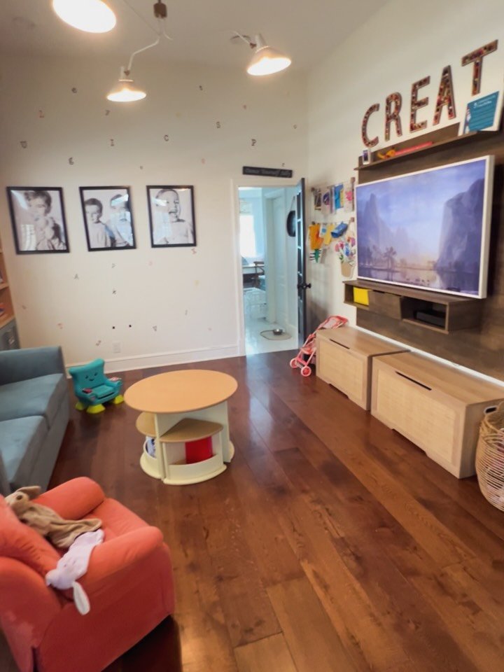 PLAY TIME ✨A few design updates, several donation bags later, and lots of added storage made a huge difference in this sweet playroom! The goal was to create a space that felt more mature for the older kids while staying toddler-friendly for the youn