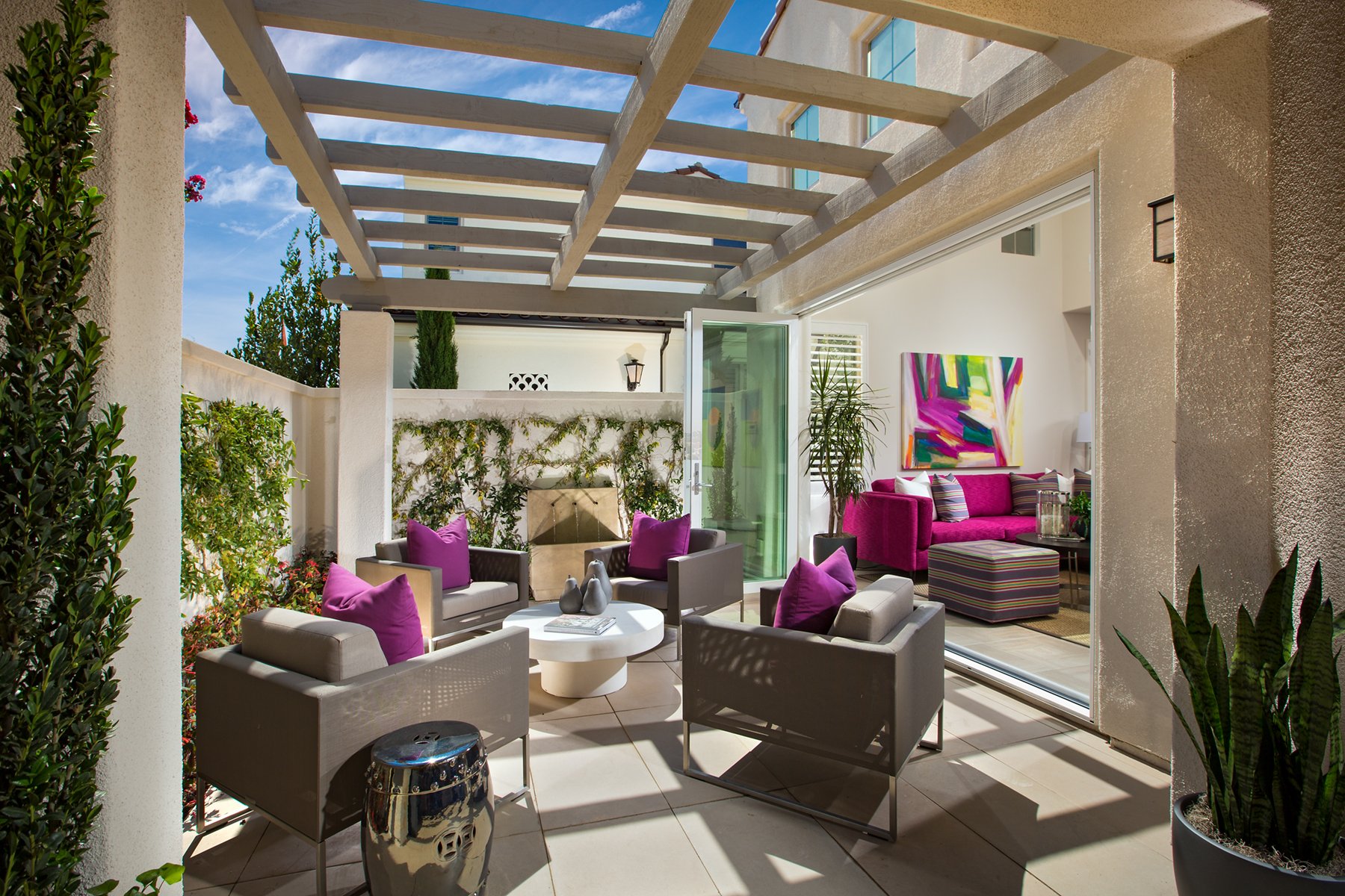 2_PL1_Courtyard_TrellisCourt-CaliforniaPacificHomes_EricFiggePhotos.jpg