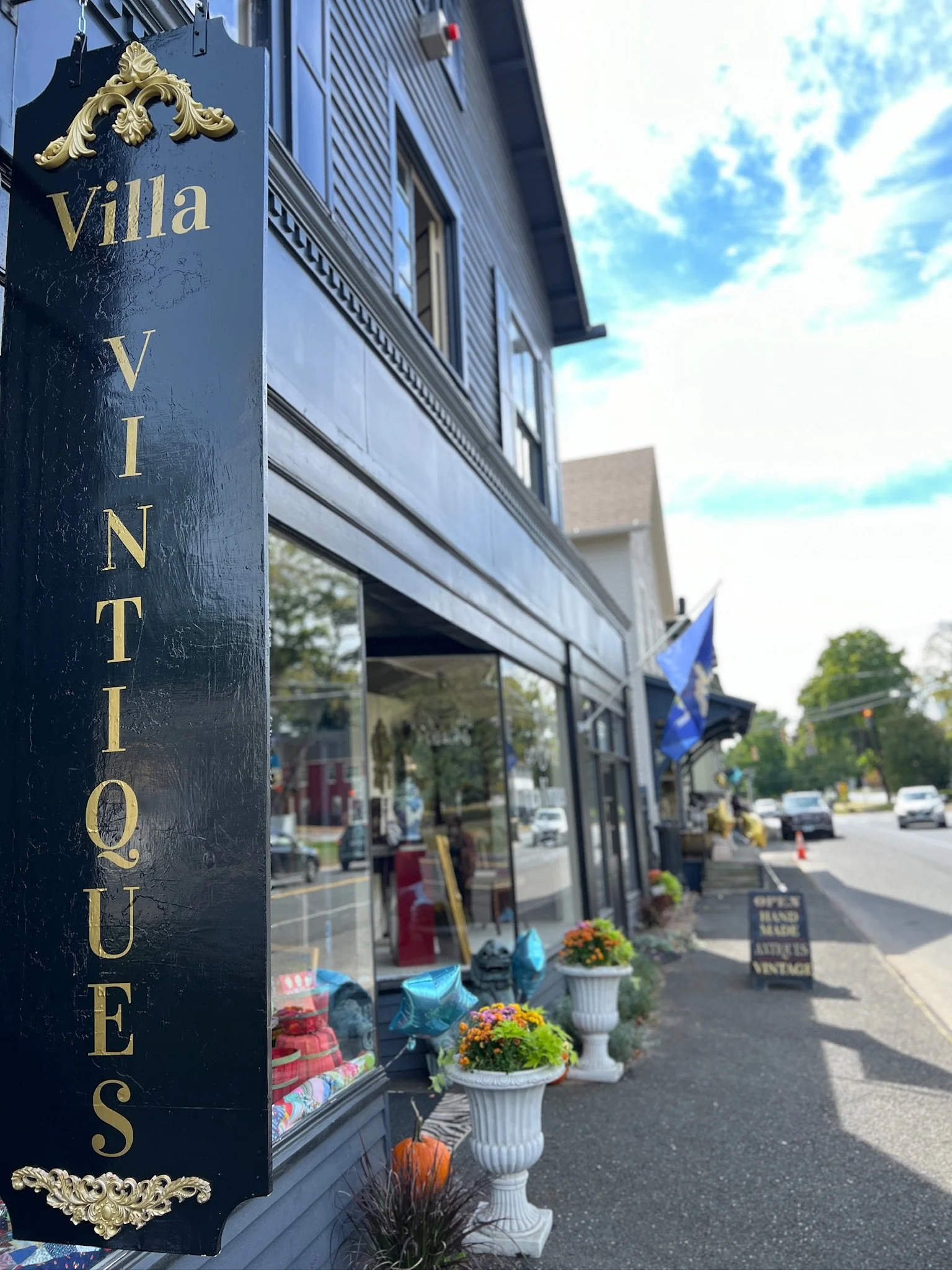 Current exterior of Villa Vintiques storefront facing Main Street N. in Woodbury, Connecticut, USA, right on the Connecticut Antiques Trail.