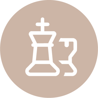 A stylized chess king and number three on a beige circular background.