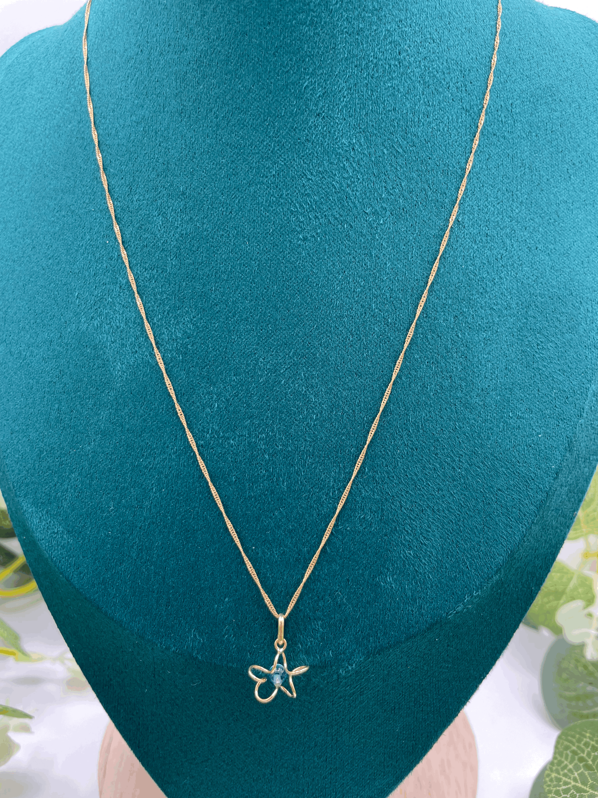 Elegant Crystal Blue Pendant in 18k Gold
