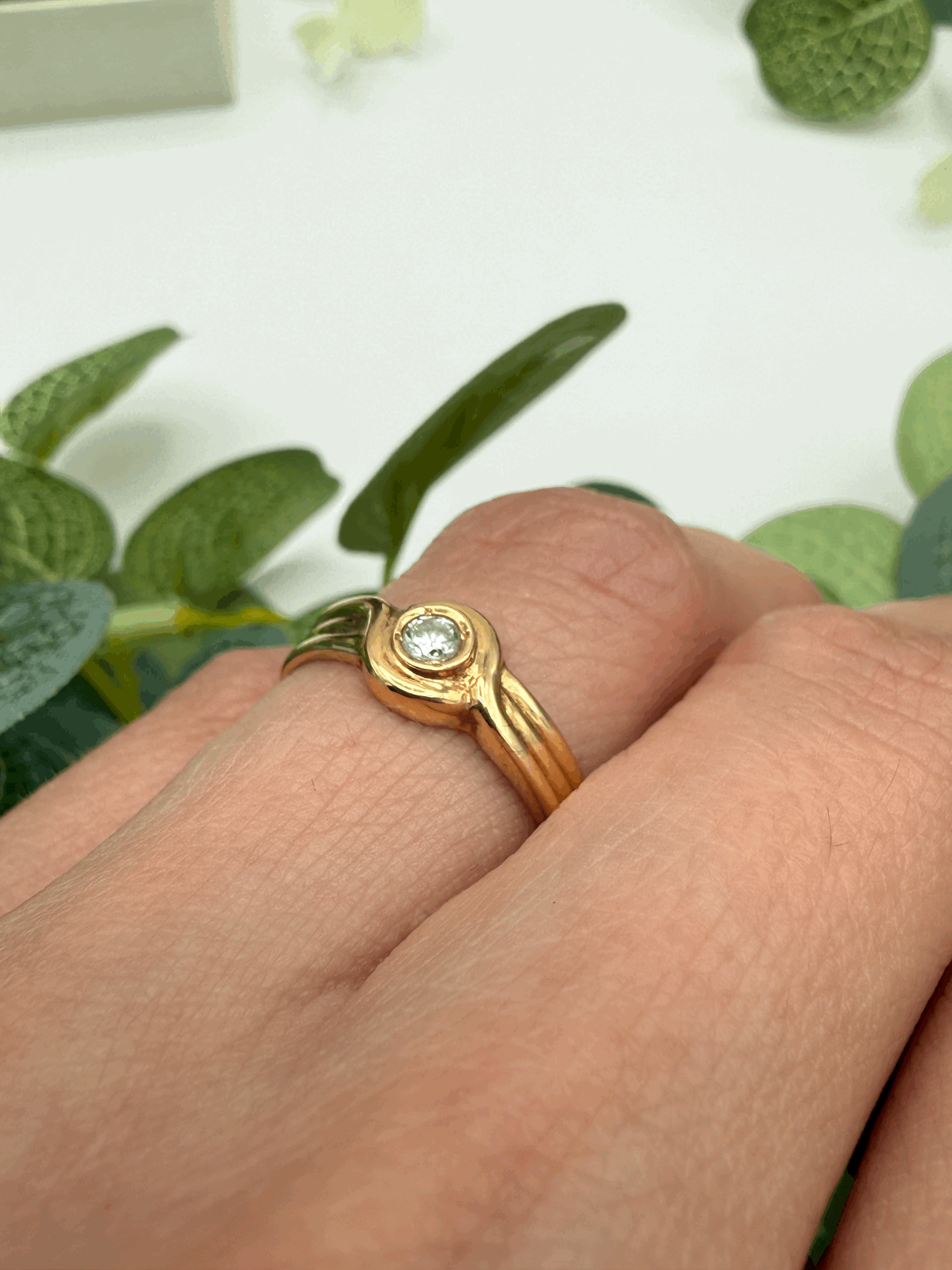 Exquisite Diamond Ring in 18k Solid Gold