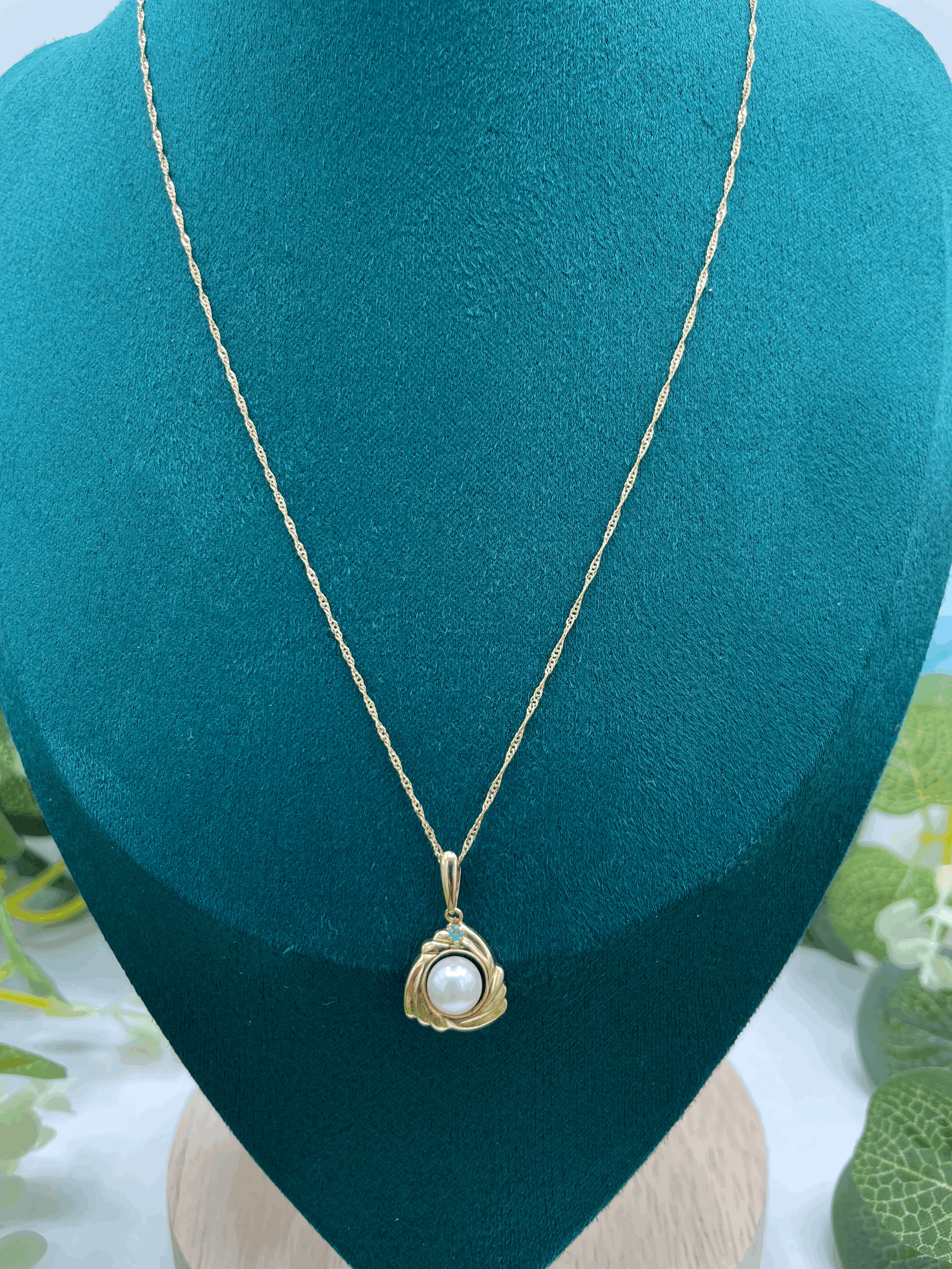 Mikimoto Pearl and Emerald Pendant Necklace in 18k Gold