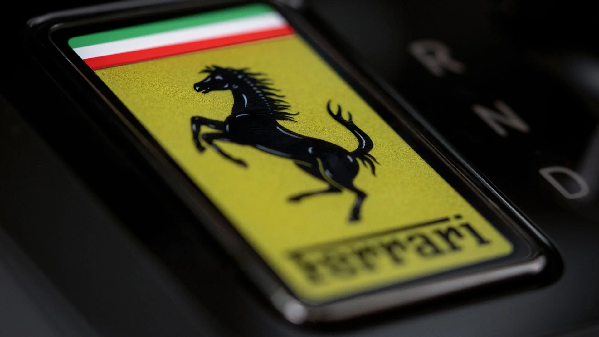  The key. Engineered from Corning Gorilla Glass, carrying an E Ink display. When docked, Ferrari yellow surges from it across the entire interface. 