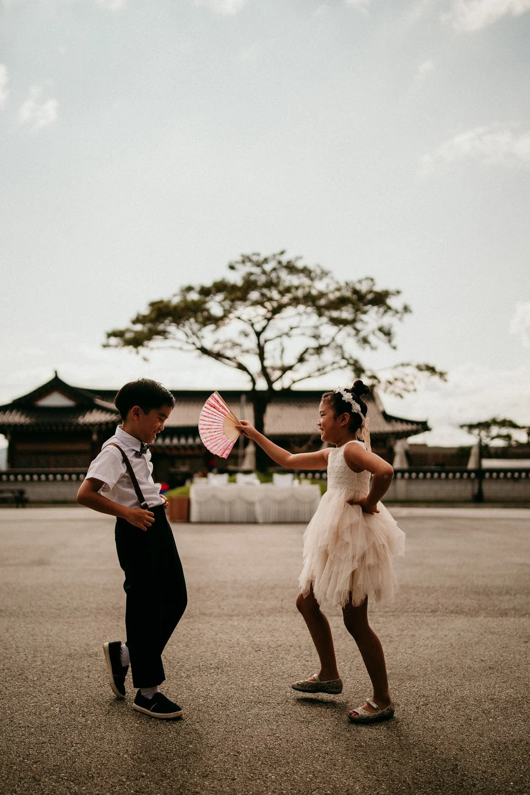 documentary-wedding-photography-kids-dancing-candid-weddings-by-qay