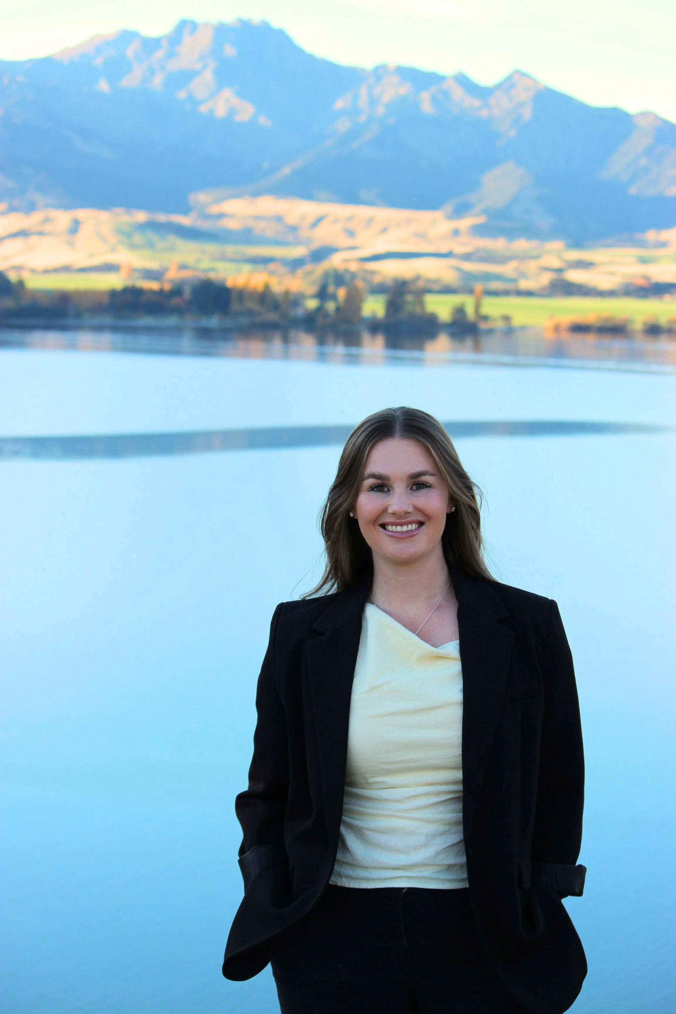 Emma Rowe - the face bheind Rowie. Rowie - Wanaka Central Otago. Wedding set up. Coordination, on the day coordination, wedding service, wedding day, occasion, service, event, bar service, wedding day setup, on the day, wedding vendor, waiting staff