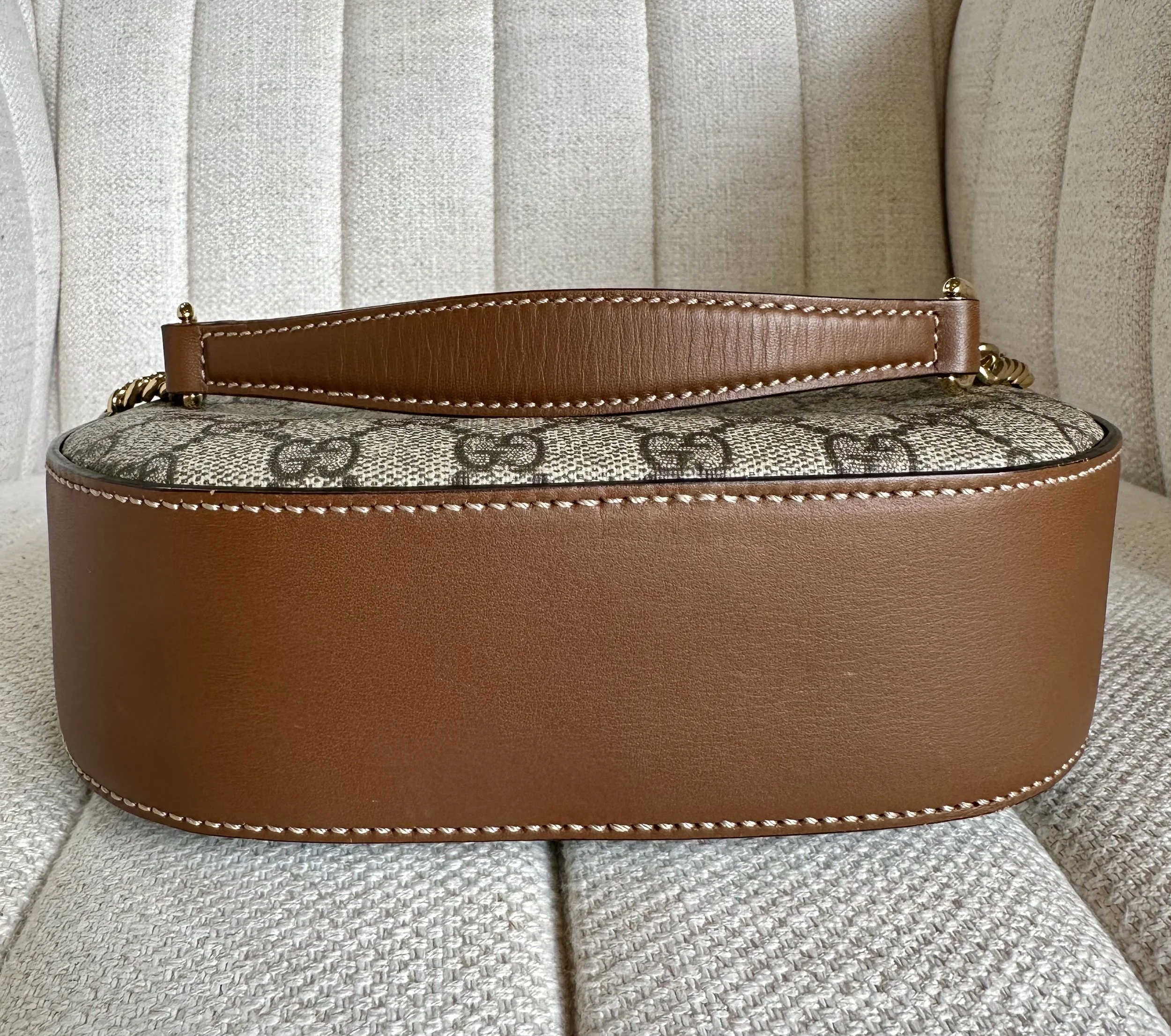 Gucci Bee bag base view, crossbody chain strap