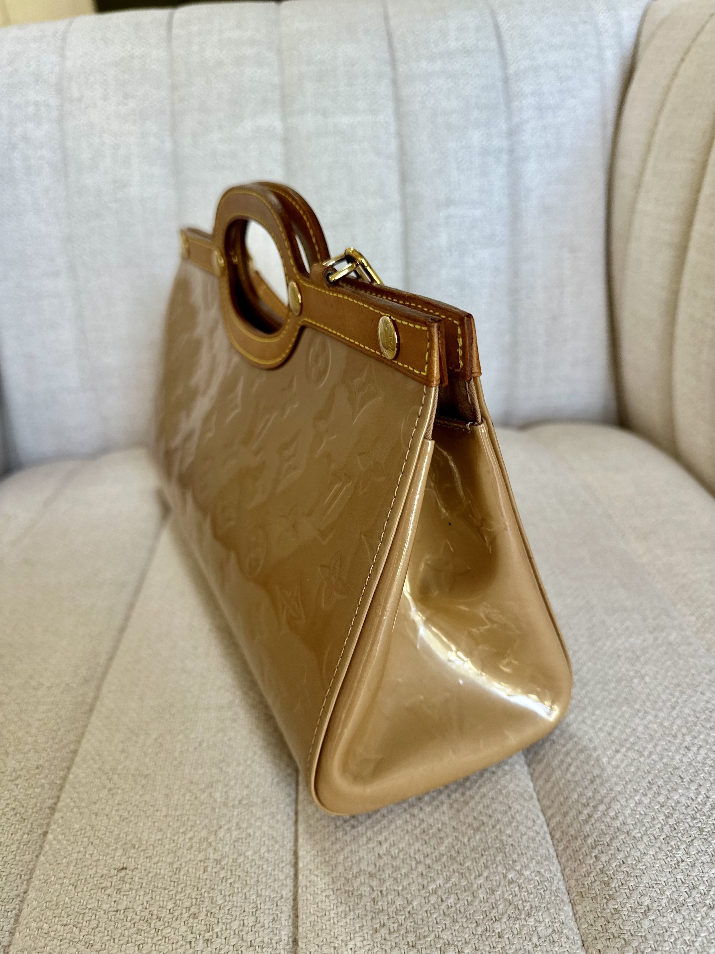 Louis Vuitton Roxbury Drive Vernis Noisette side view