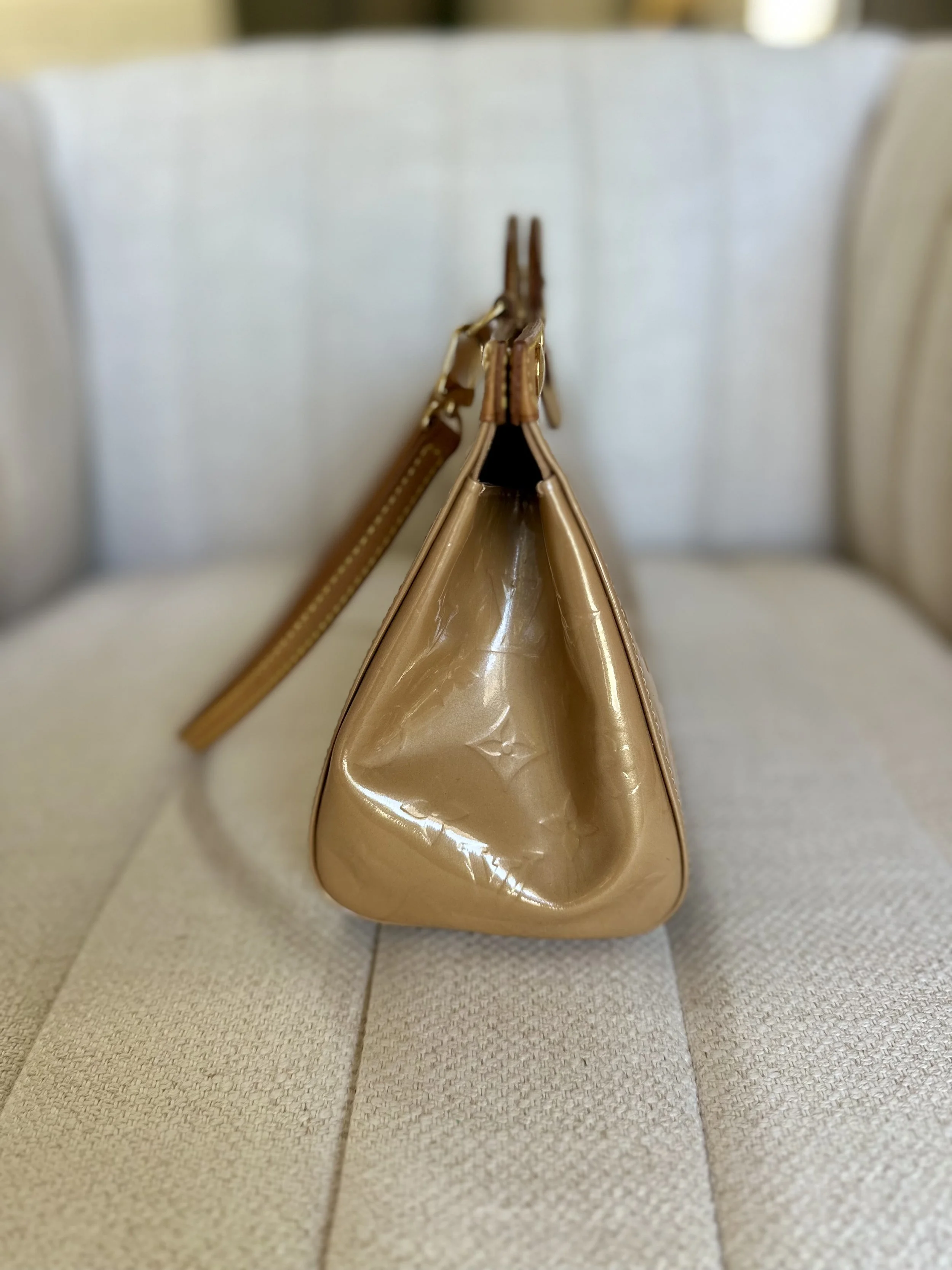 Louis Vuitton Roxbury Drive Vernis Noisette side view