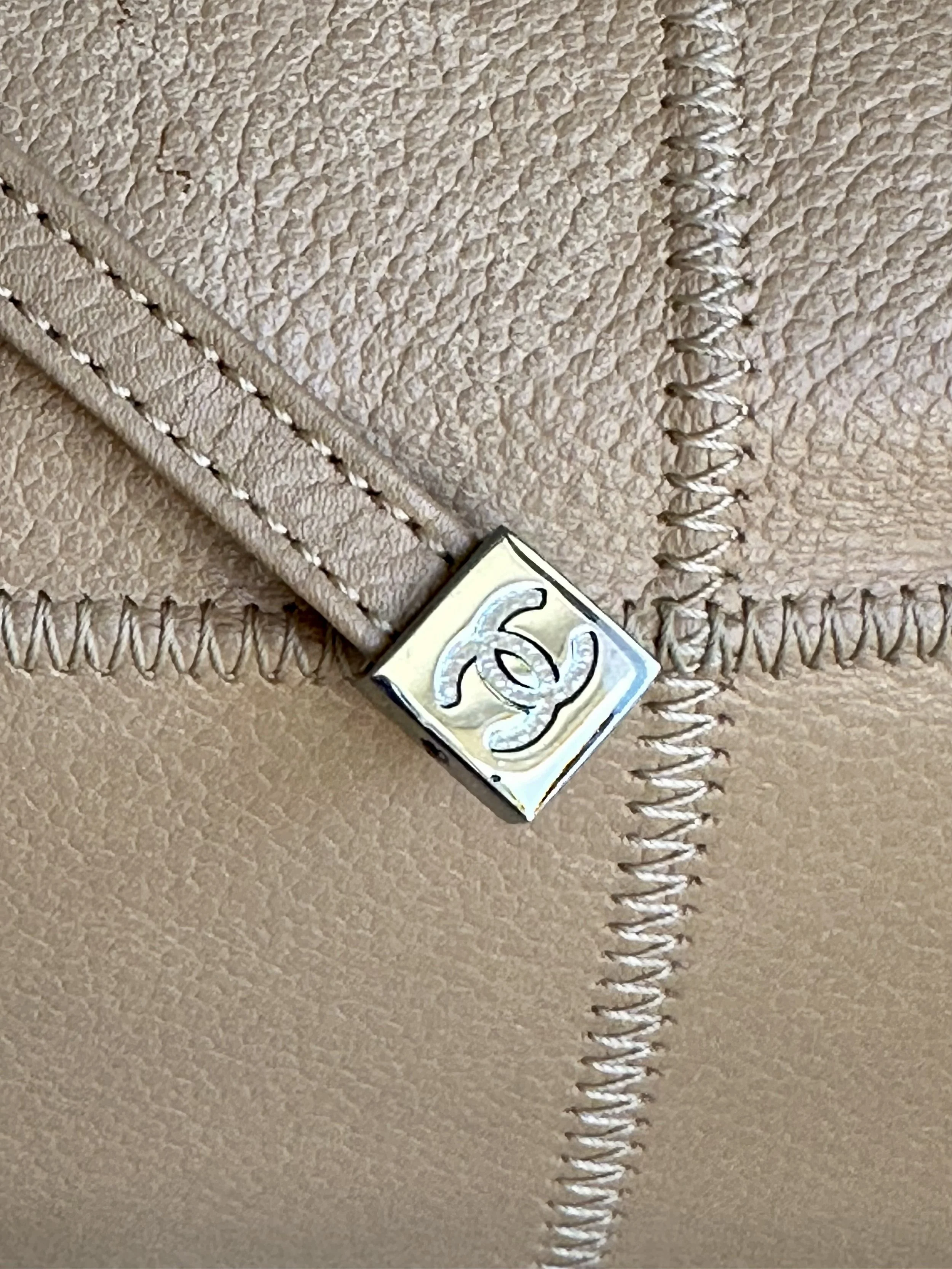 Chanel vintage bag CC-engraved zip pull detail