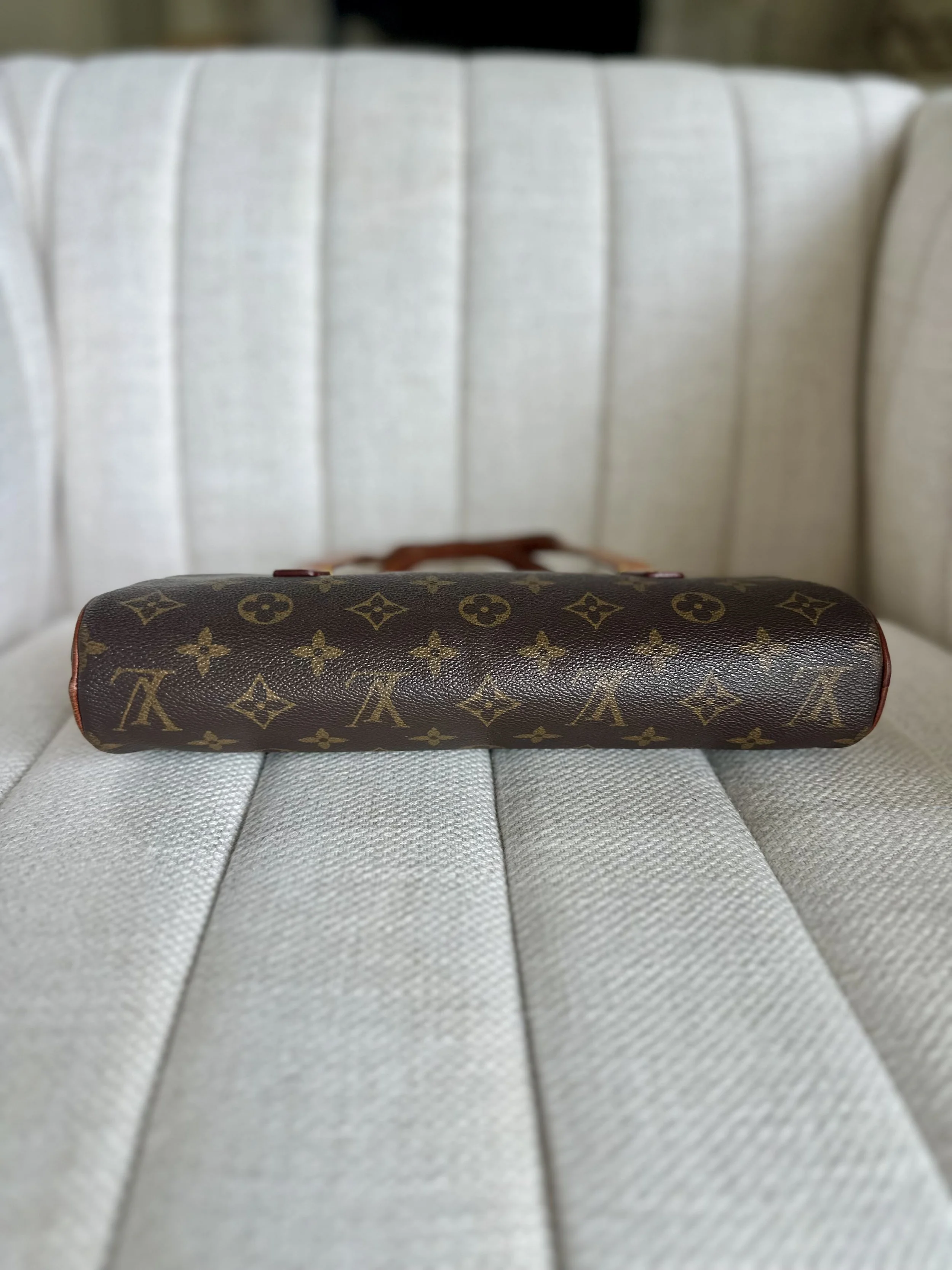 Louis Vuitton Sonatine base view, structured barrel shape