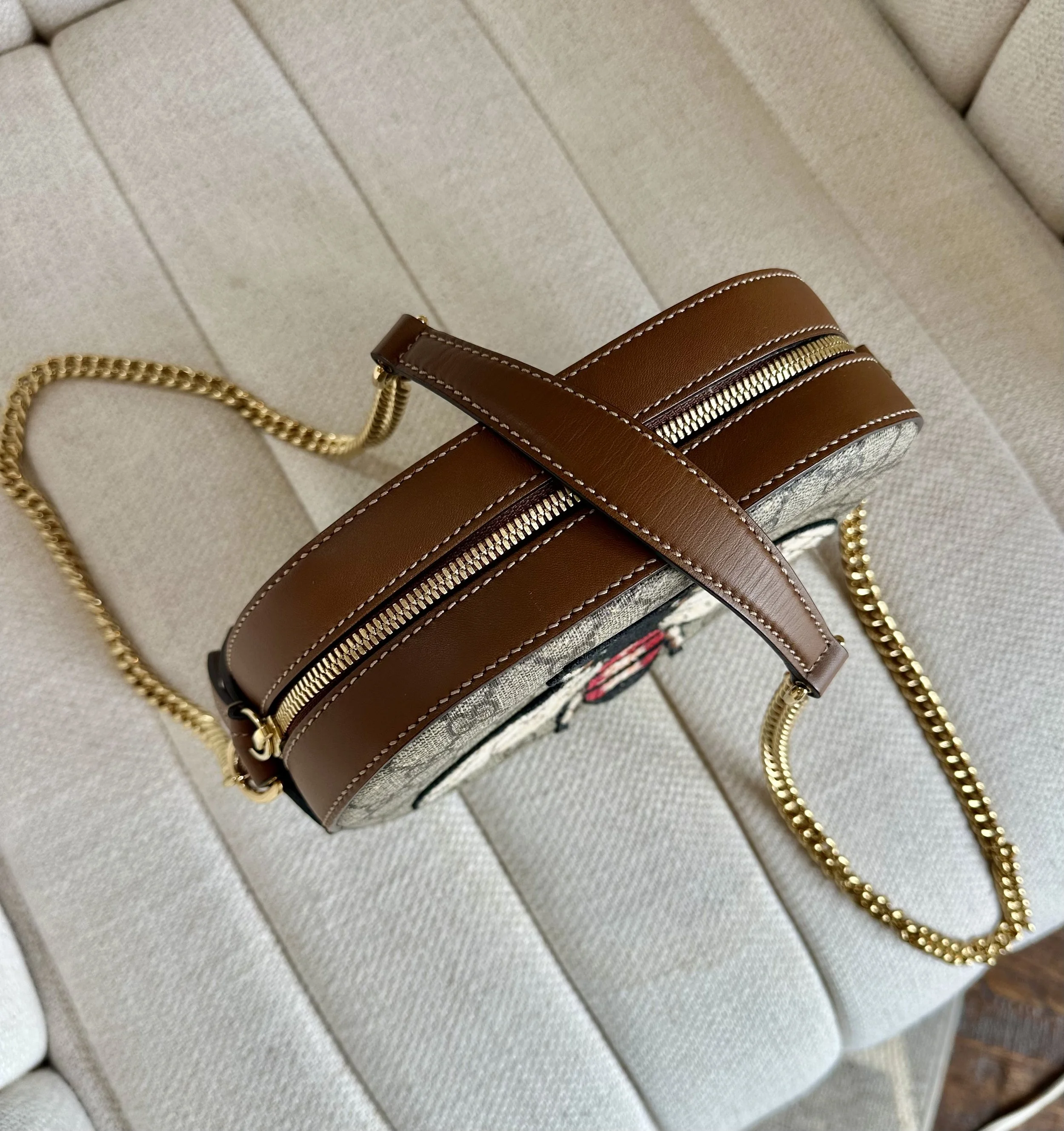 Gucci Bee bag side profile, gold chain and leather trim