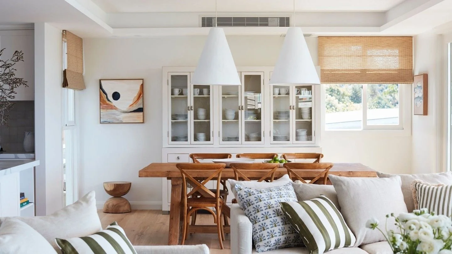 @draperly 

 Palm beach escape vibes by @kristinrawsoninteriordesign featuring @draperly urban weave Roman blinds perfectly complementing the laid-back atmosphere.