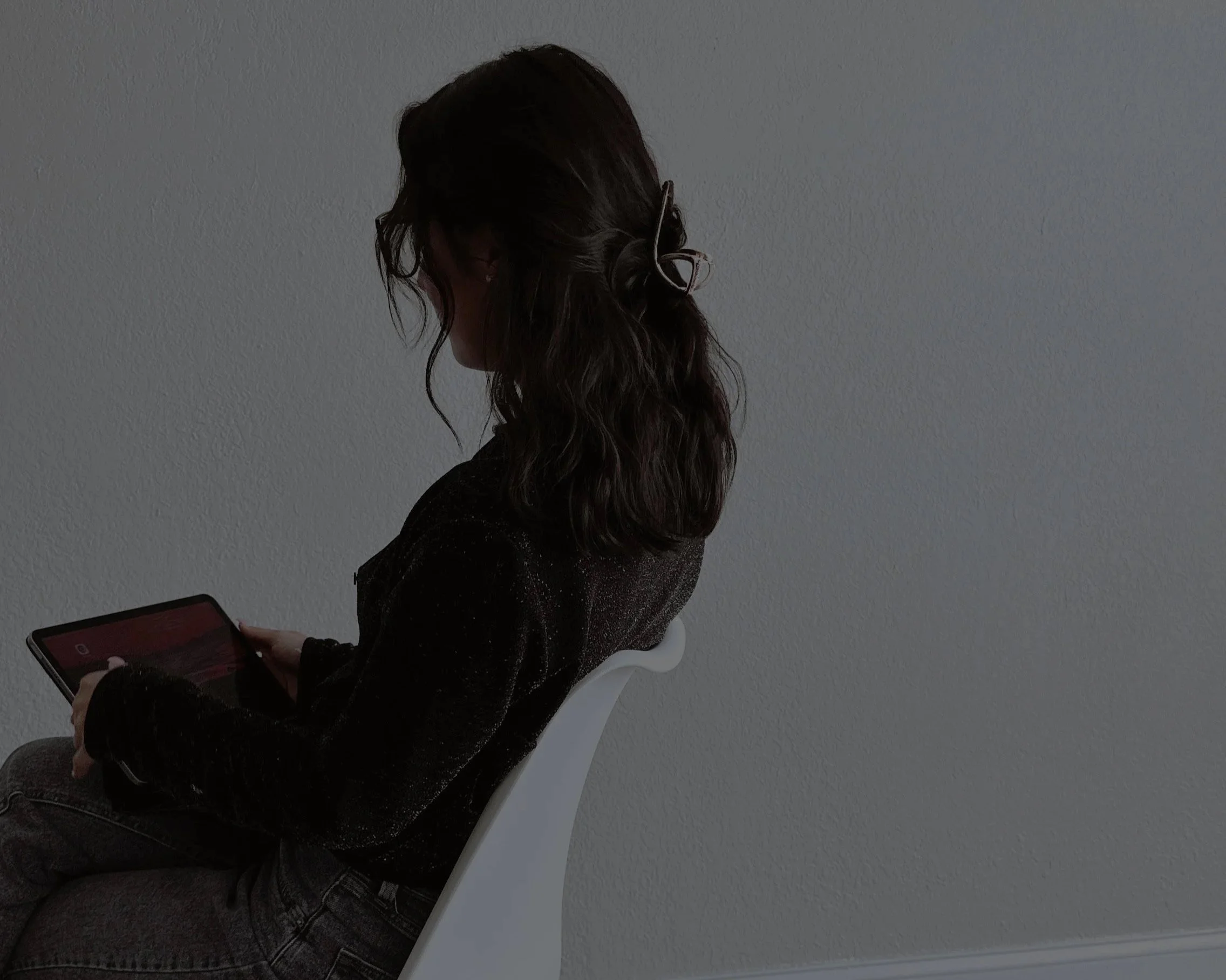 A woman using a tablet during an online consultation, representing the personalised virtual skin consultations offered by Sea of Skin. Consultations focus on understanding individual skin concerns, creating tailored skincare routines and supporting h
