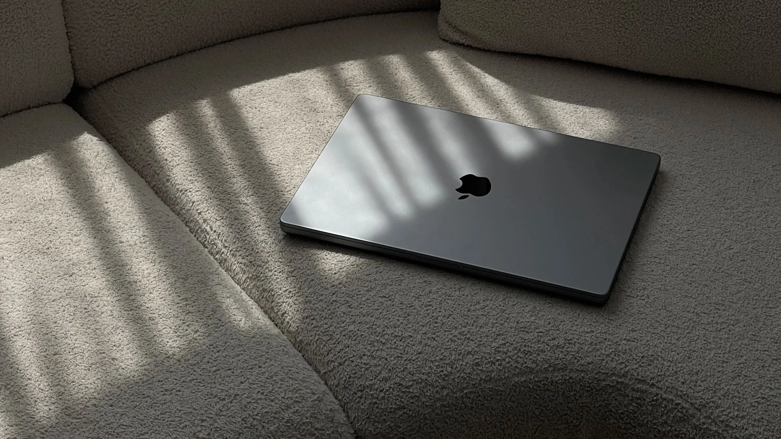 A closed laptop representing Sea of Skin’s online skin consultation service, where clients across Australia receive personalised skincare advice, barrier repair guidance and holistic skin health support from a corneotherapy-focused skin therapist.