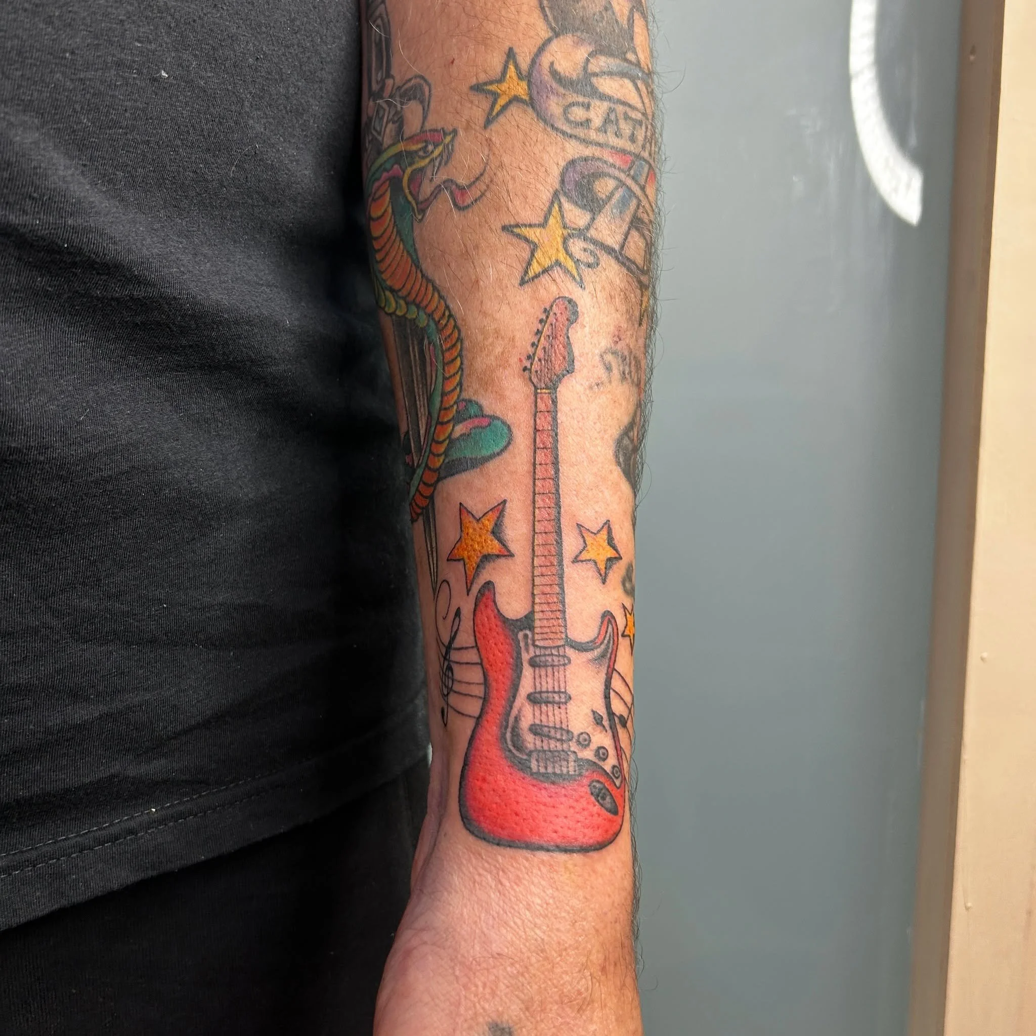 @tattoosbygench smashing it with this custom guitar for Perry!🎸
For bookings and enquiries, send us an email or visit our website!
All links in bio
📧 broadwaytattoosyd@gmail.com
☎️ 02 9552 2077

.
.
.
#tattoo #broadwaytattoo #broadwaytattooglebe #b