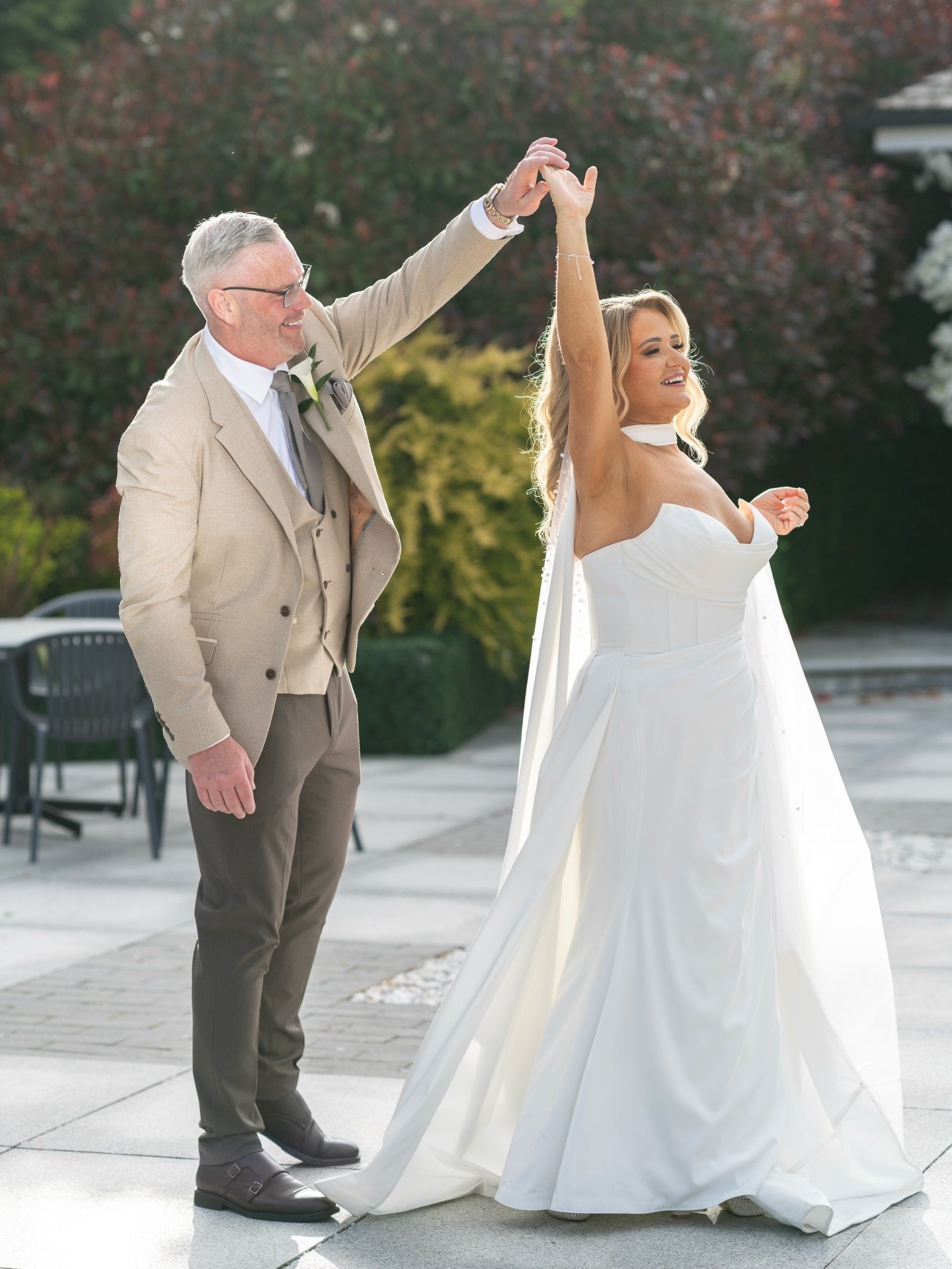 Leanne &amp; Michael ✨

Married on a beautiful Friday evening at The Radstone in a romantic twilight ceremony.

Every detail of their day was thoughtfully planned with their guests in mind, from a stunning champagne tower and delicious charcuterie st