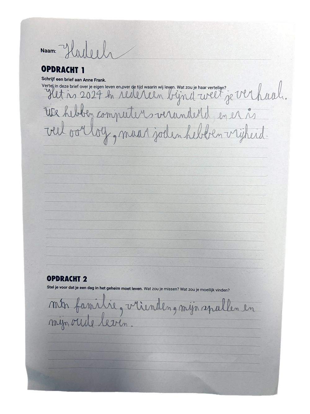 Handwritten Dutch text on a worksheet with questions and answers about personal life, Christmas 2024, and family.