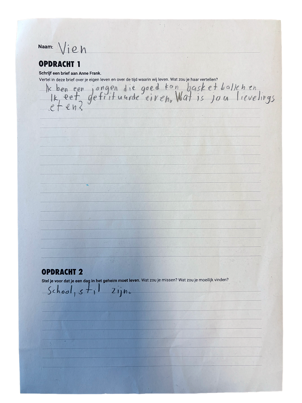 A handwritten worksheet in Dutch, titled 'Opdracht 1,' with a sentence about being a young person who can bake bread and cookies, and asking what levels the person enjoys, and another section about missing and difficult things at school.