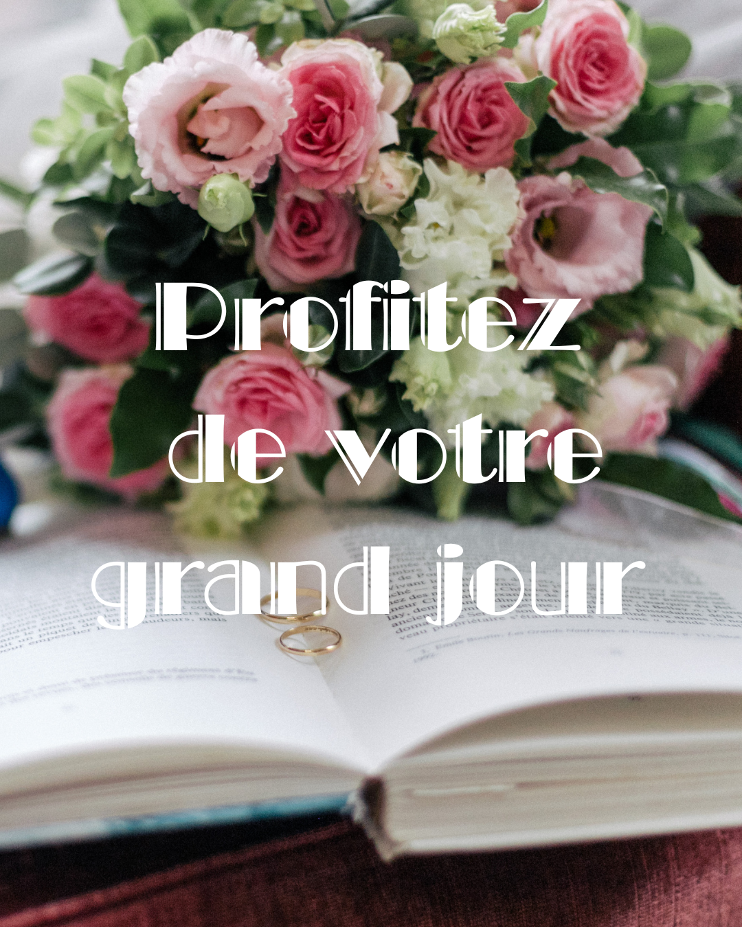 Un bouquet de fleurs roses et blanches posé sur un livre ouvert avec deux alliances à proximité, accompagné du texte 'Profitez de votre grand jour' en français.