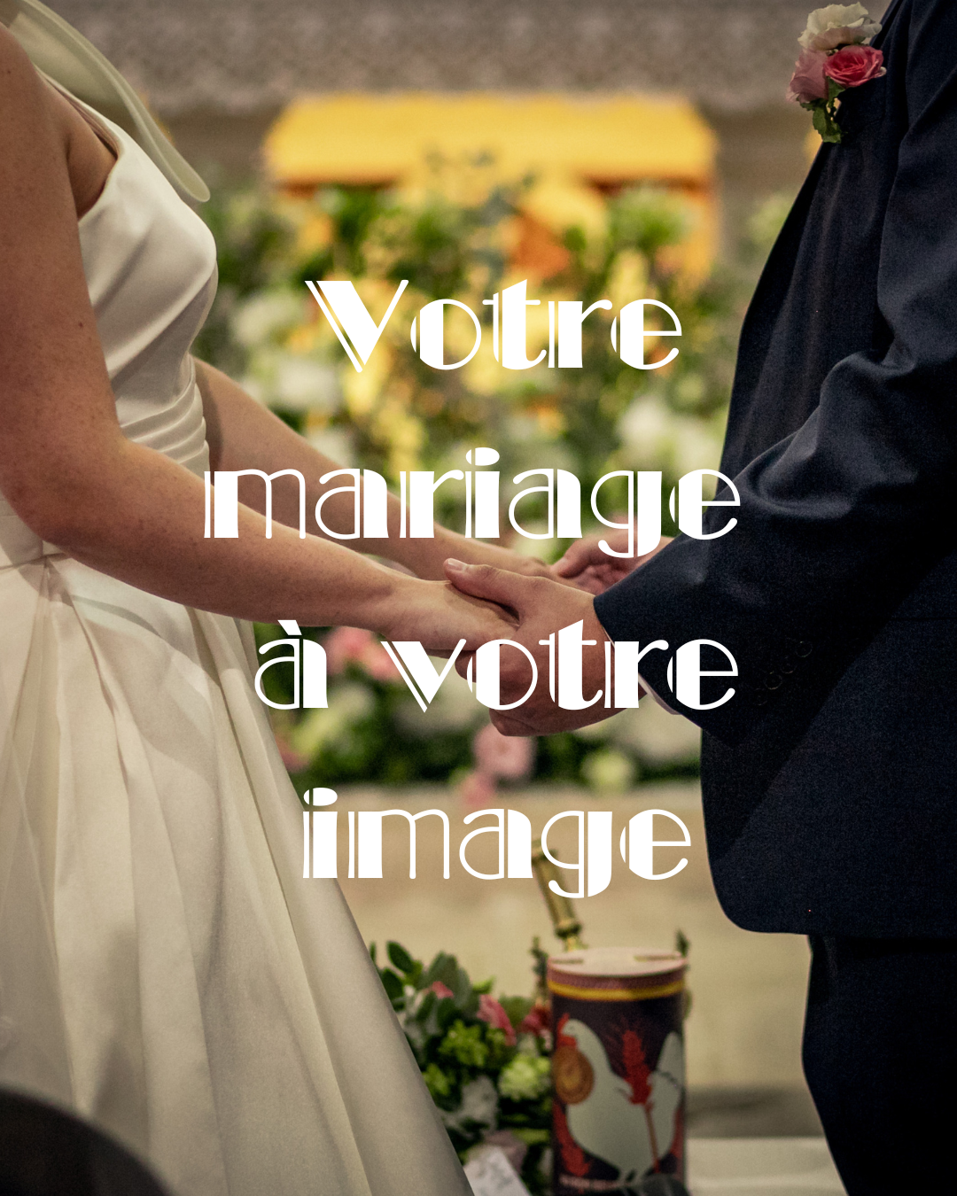 Un couple échangeant leurs vœux de mariage lors de leur cérémonie, tenant les mains l'un de l'autre. La mariée porte une robe blanche et l'homme un costume sombre avec une boutonnière de fleurs. En arrière-plan, des fleurs décoratives et un fond flou.