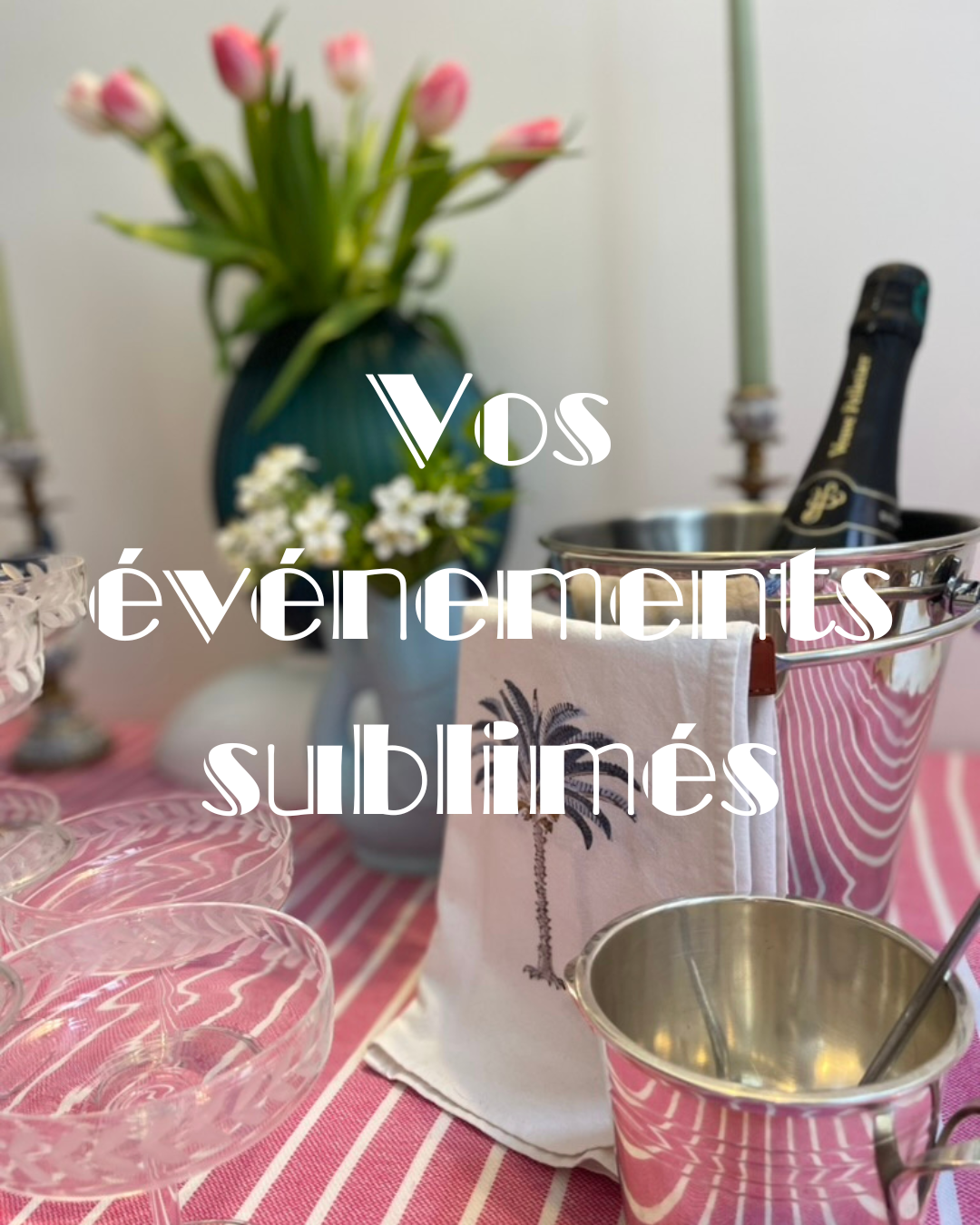 Vase avec fleurs roses sur une table avec champagne dans un seau à glace, verres à vin, et un essuie main, décoration élégante, jolie serviette, table prête à recevoir