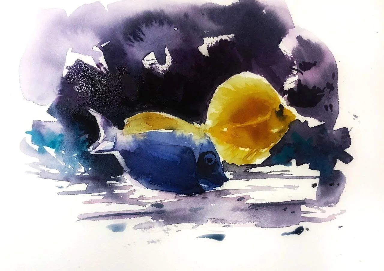 Peinture aquarelle représentant deux poissons, un bleu et un jaune, dans un fond sombre abstrait.