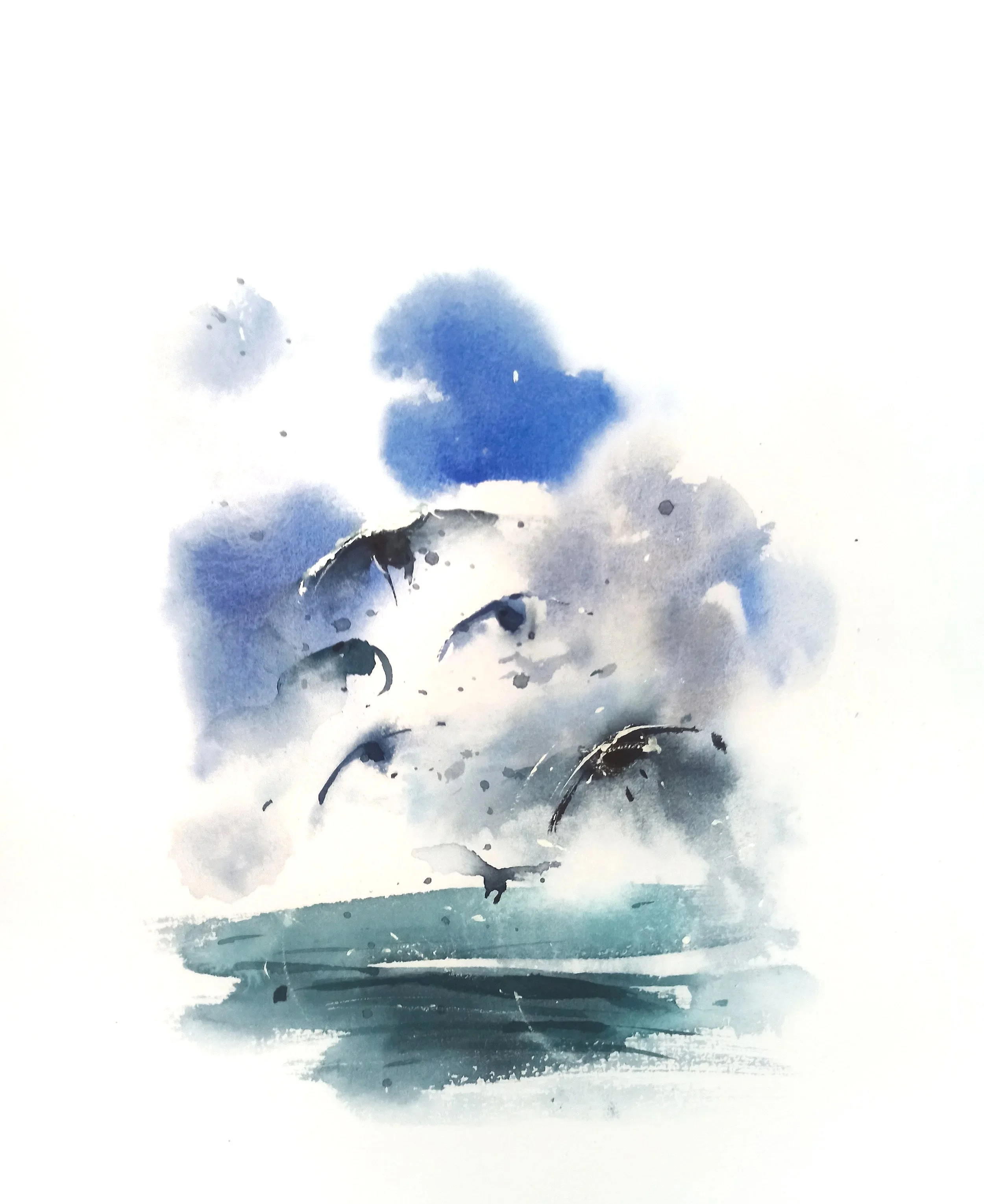Peinture à l'eau avec des taches bleues et noires sur fond blanc.
